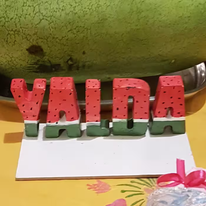 استند  یلدا برای مراسم سنتی شب یلدا به حروف انگلیسی  با رنگ آمیزی به شکل هندوانه
