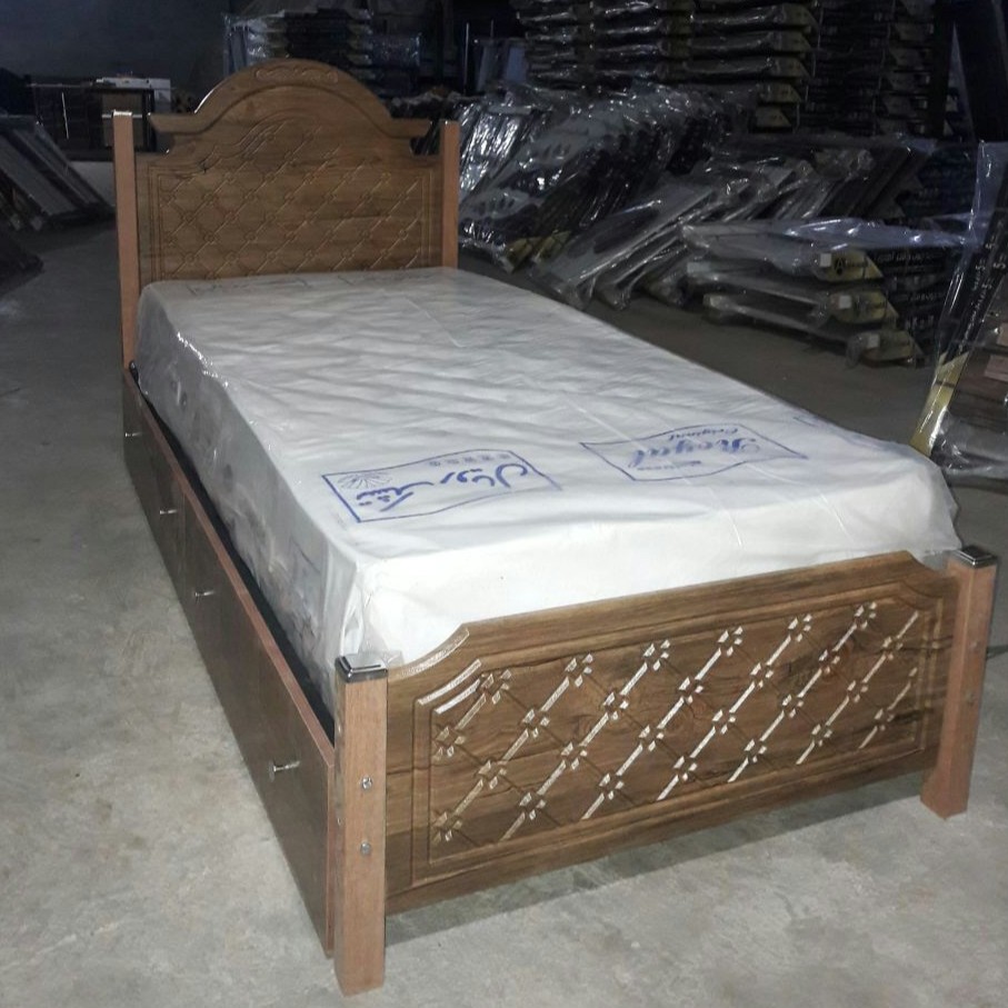 تخت چوبی مدل کارلو تک نفره ام دی اف رنگ بندی دارد(ارسال با باربری و پس کرایه میباشد )