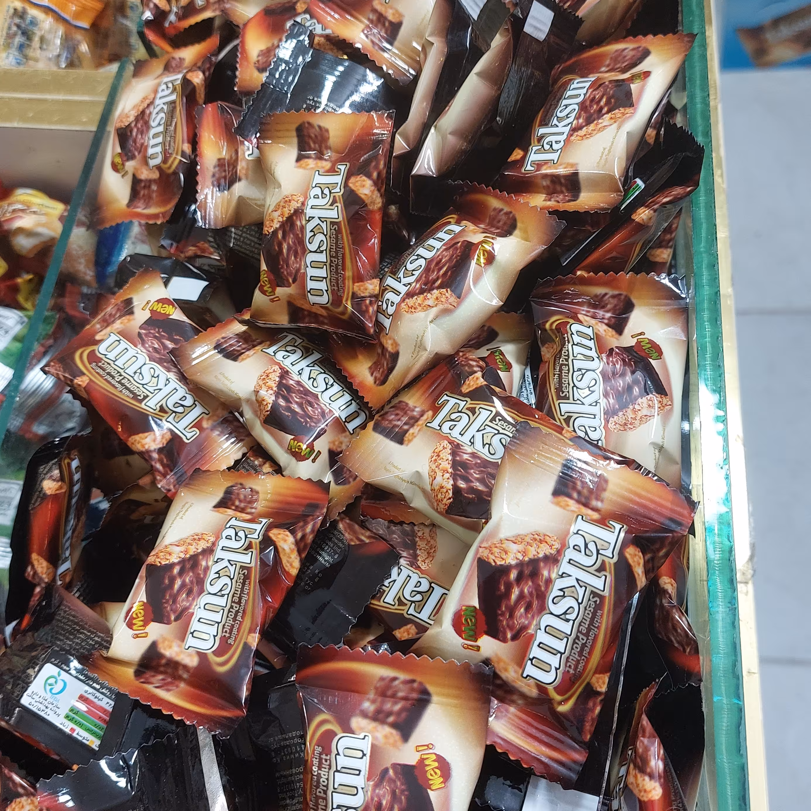 شکلات کنجدی با روکش کاکائویی نیم کیلویی