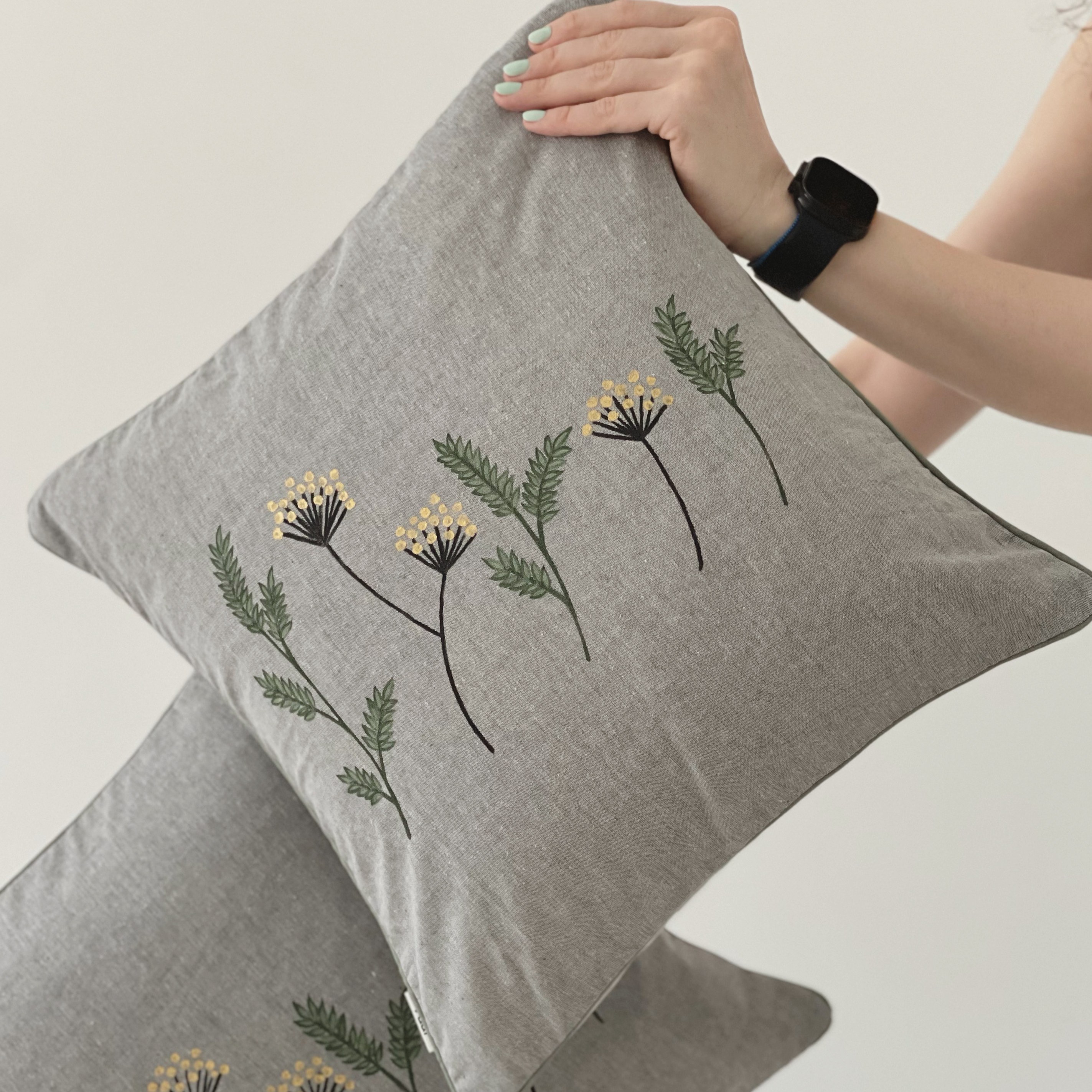 کوسن پارچه ای همراه با مغزی دوزی