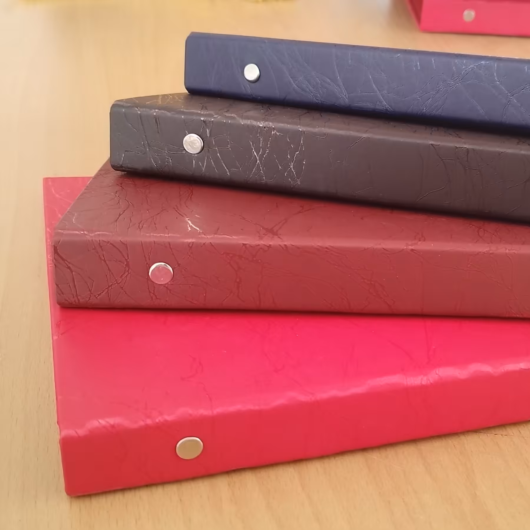 کلاسور  طرح چرم 26 سوراخ با کاغذ 80 برگی زیر قیمت بازار  در 4رنگ