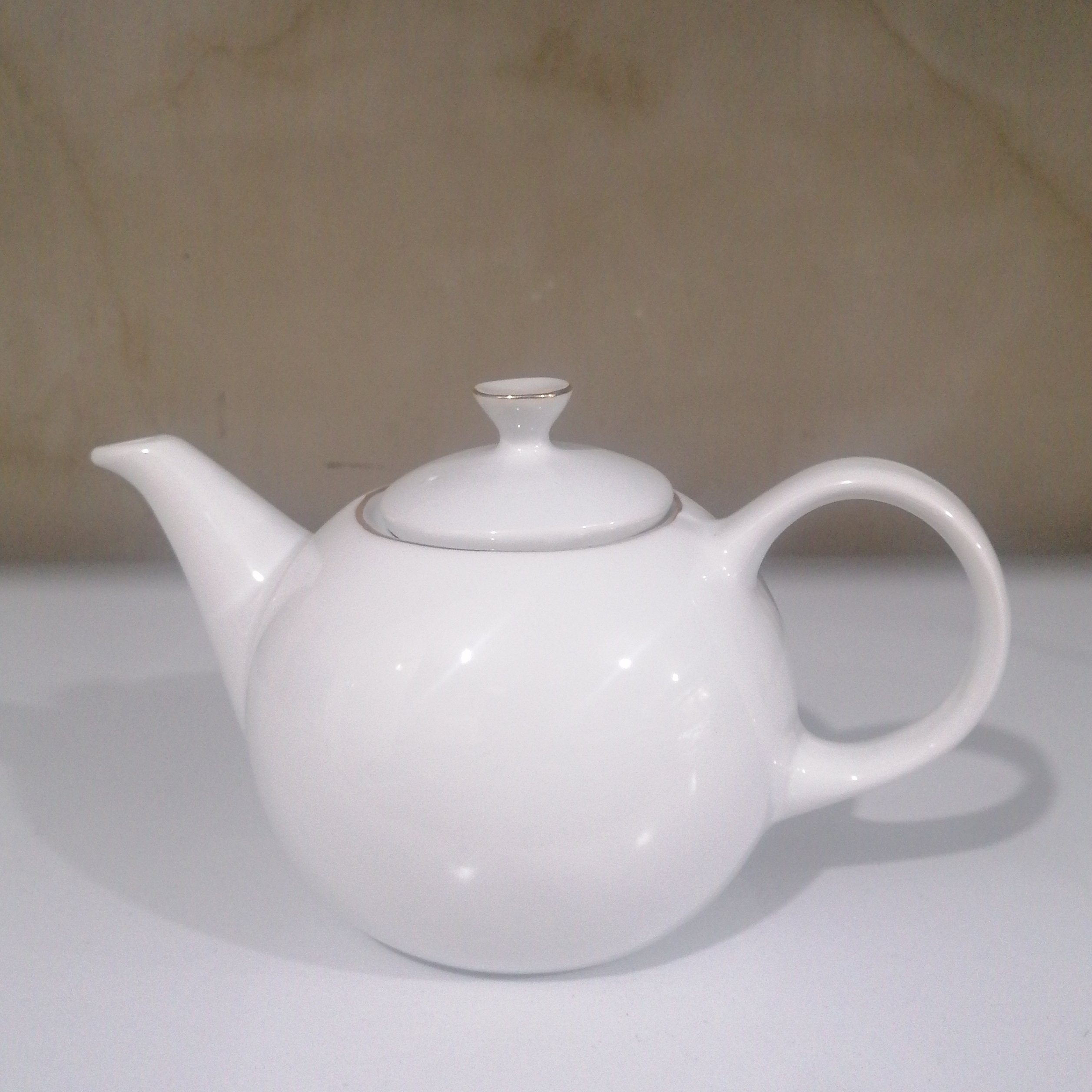 قوری مقصود سفید با خط طلایی