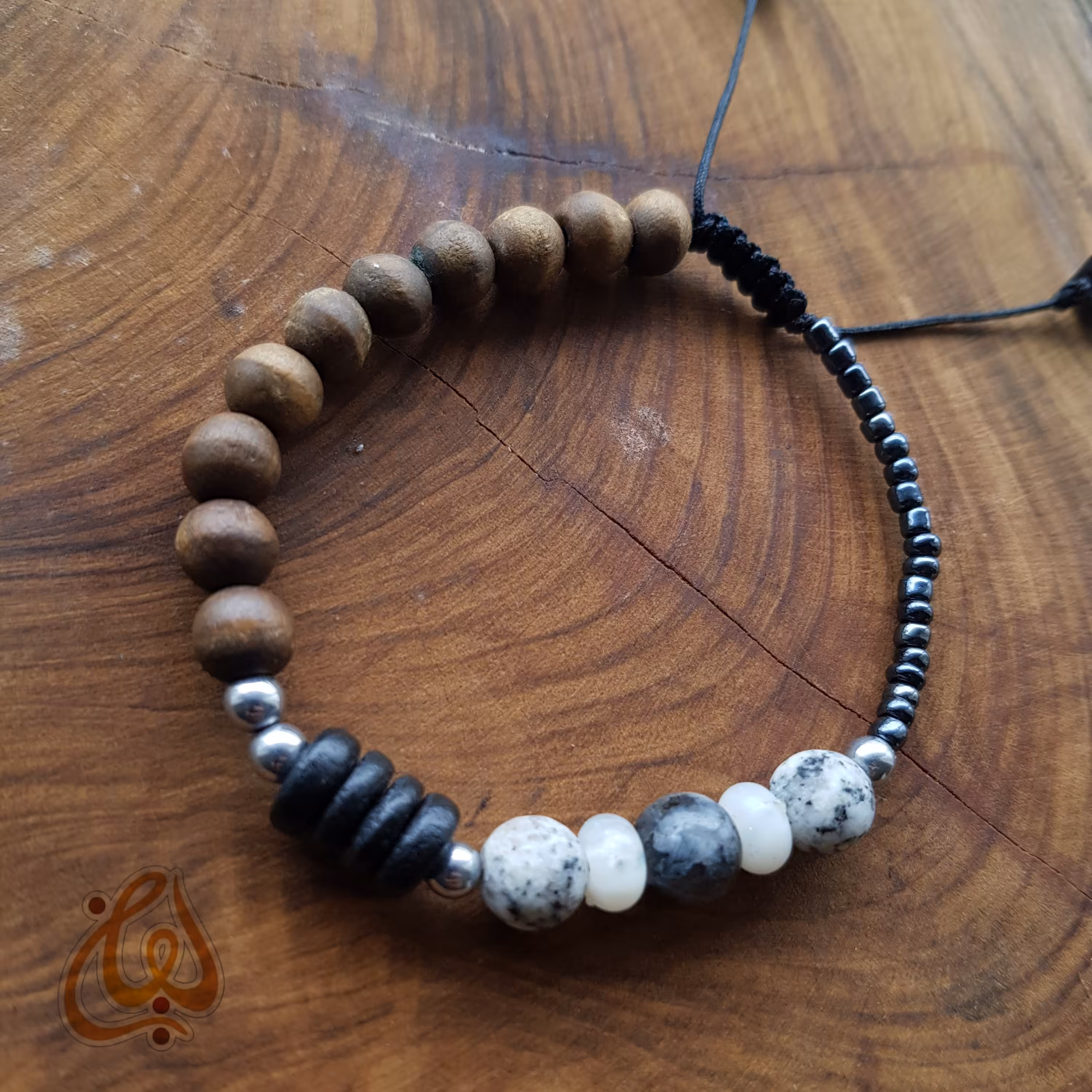 دستبند سنگ طبیعی سرپنتین و لابرادوریت با مهره ی چوب گردو کد 006