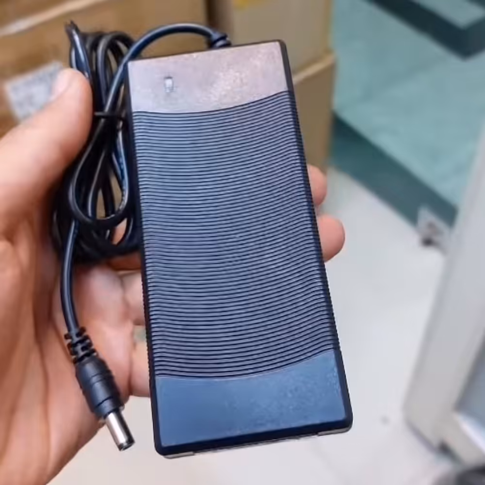 اداپتور5آمپر و 12ولت  کیفیت عالی ولتاژ ثابت مناسب دوربین و لبتاب.پس کرایه