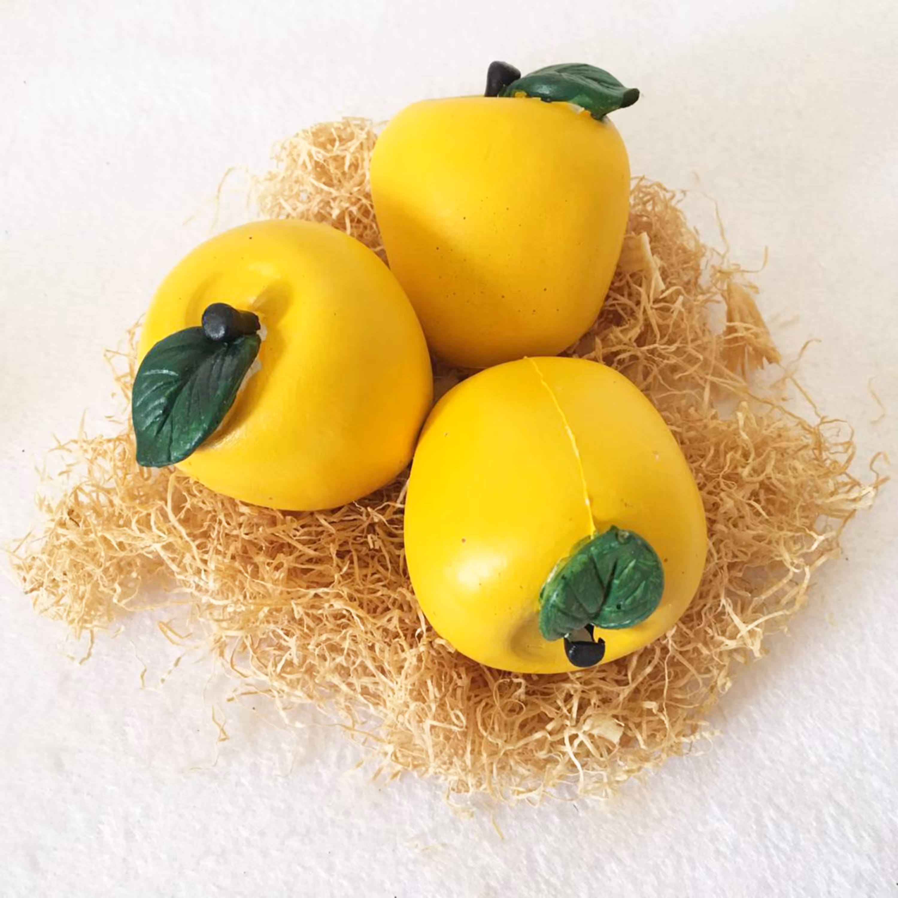 سیب مصنوعی بسته 3 عددی رنگ زرد جنس پودر سنگ قطر و ارتفاع 6 سانتی متر