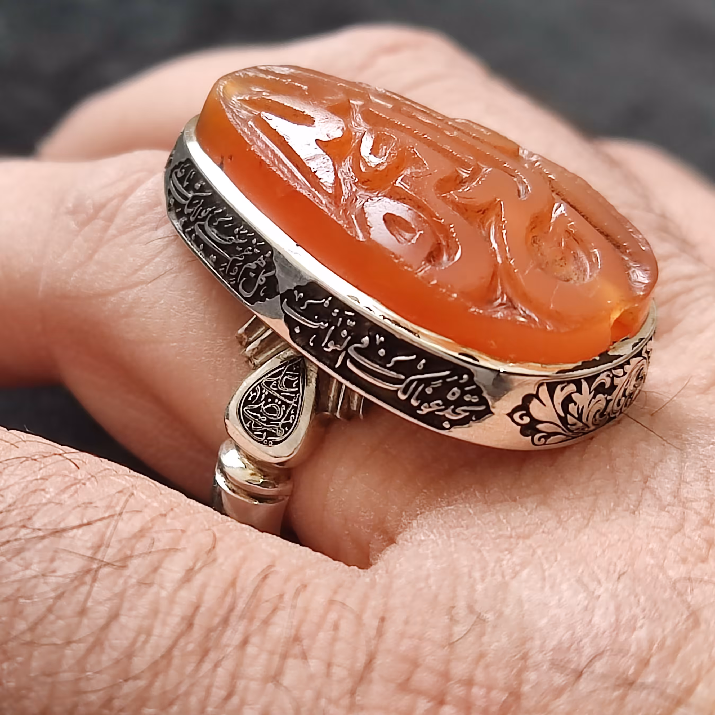 مهره کهنه یمنی حکاکی برجسته