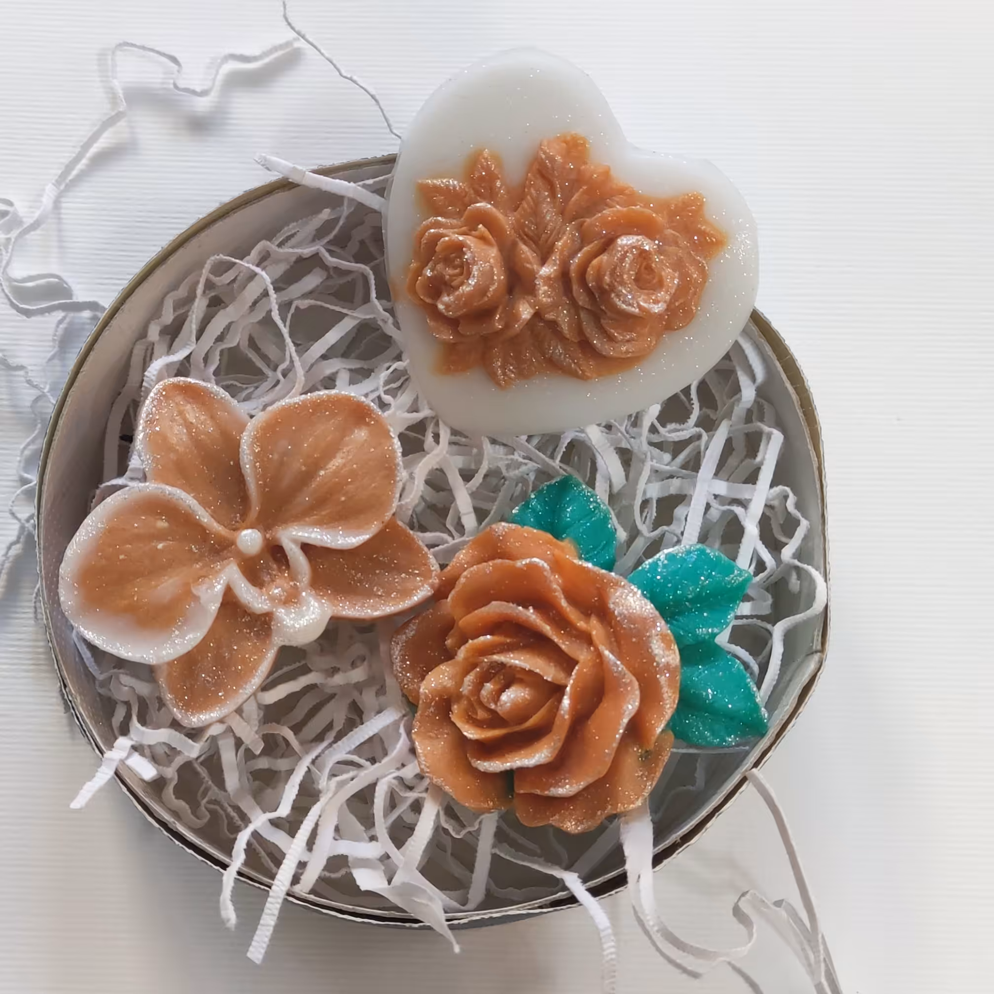 پک سه عددی صابون معطر و تزئینی ارکیده رز سه برگ و قلب گل برجسته