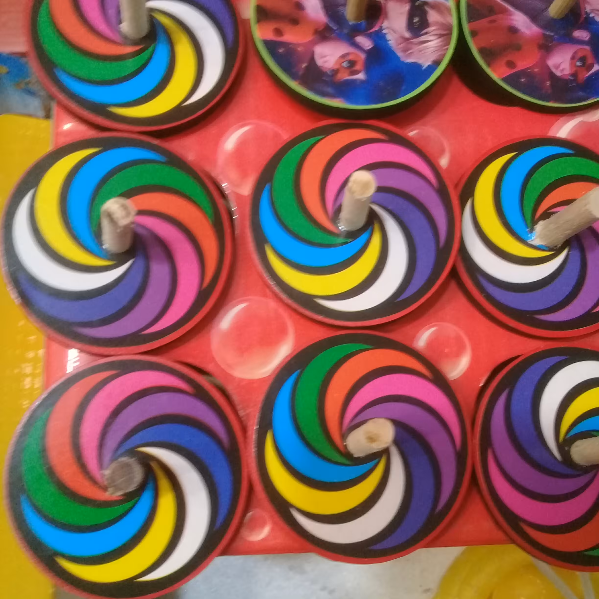 فرفره رنگین کمان  12گرم رنگی باچرخش عالی به صورت بسته 20 عددی فروخته میشود