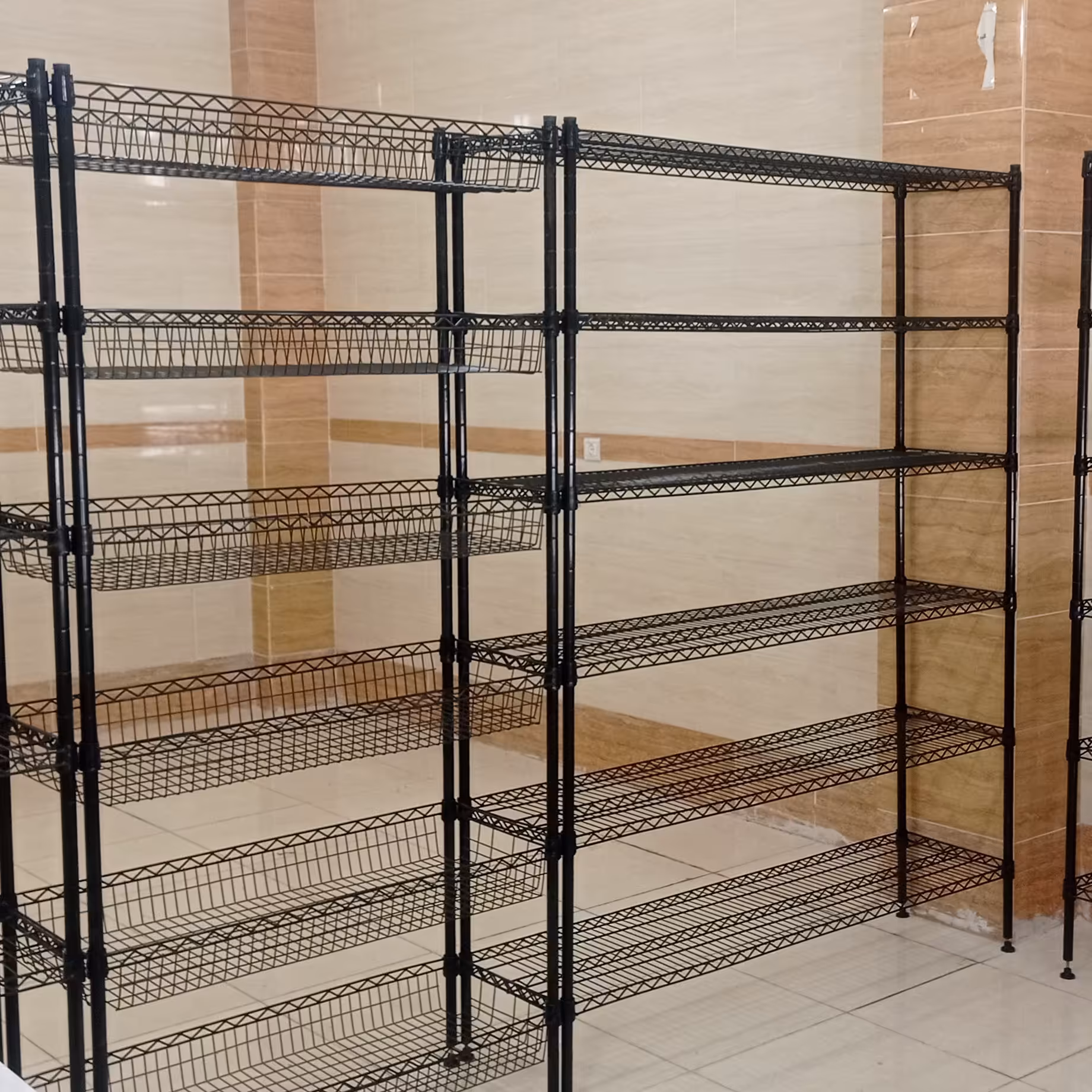 قفسه مفتولی 4طبقه رنگ استاتیک مشکی 150 در 40 در 150  وزن هر طبقه شش کیلو