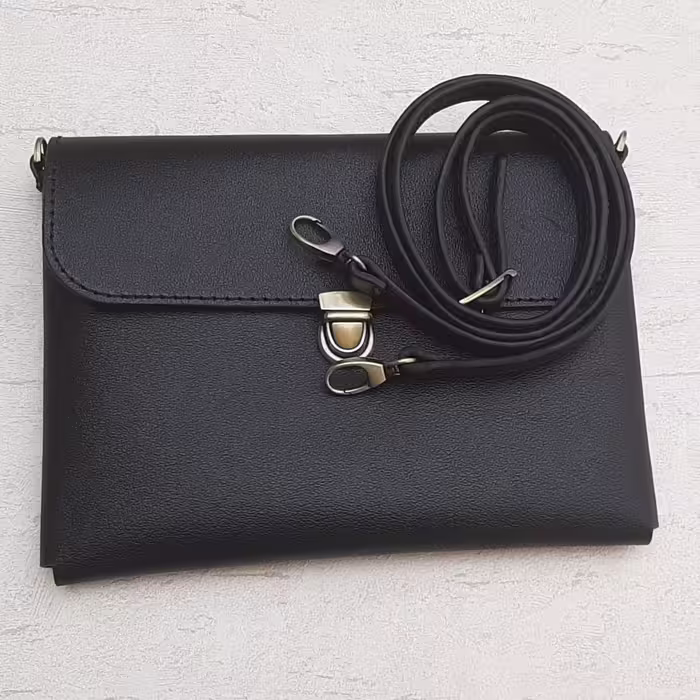 کیف دوشی کد z20  سایز 15*22 دارای 3 جای کارت چرم طبیعی بزی مشکی(قابل اجرادر رنگهای متفاوت) (مستقیم از تولید کننده)