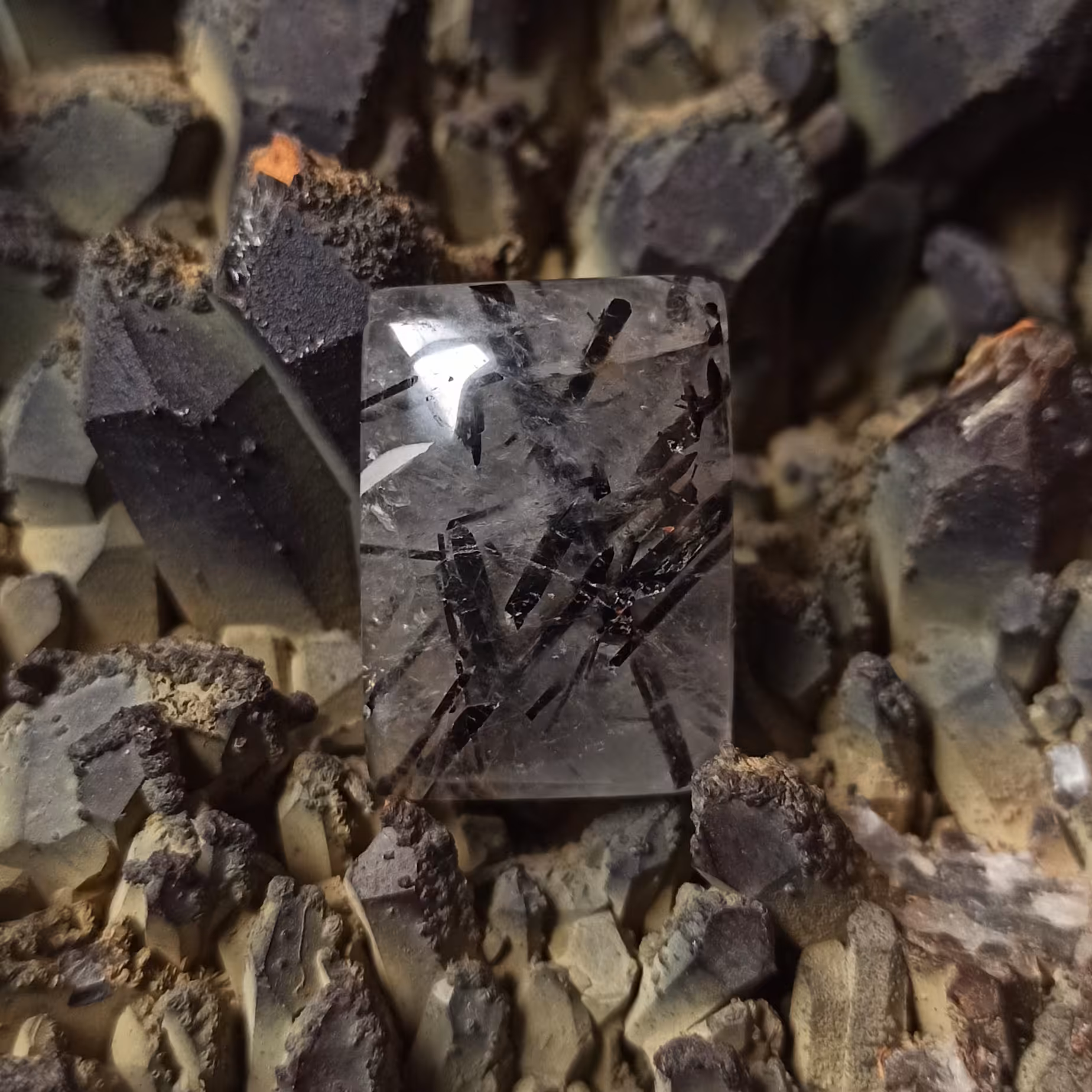 نگین سنگ کوارتز روتایل مشکی یا تورمالین دار QRB1