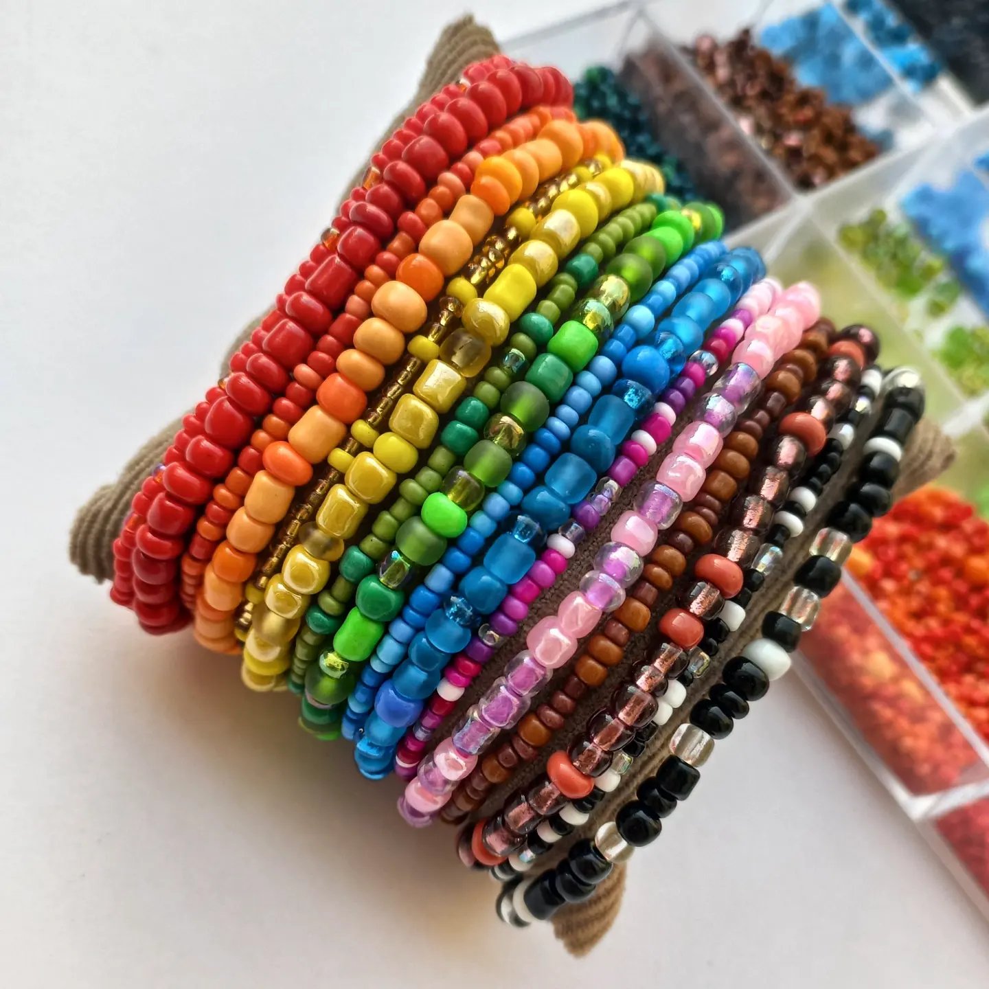 دستبند کشی با منجوق های رنگارنگ دست ساز ریووا