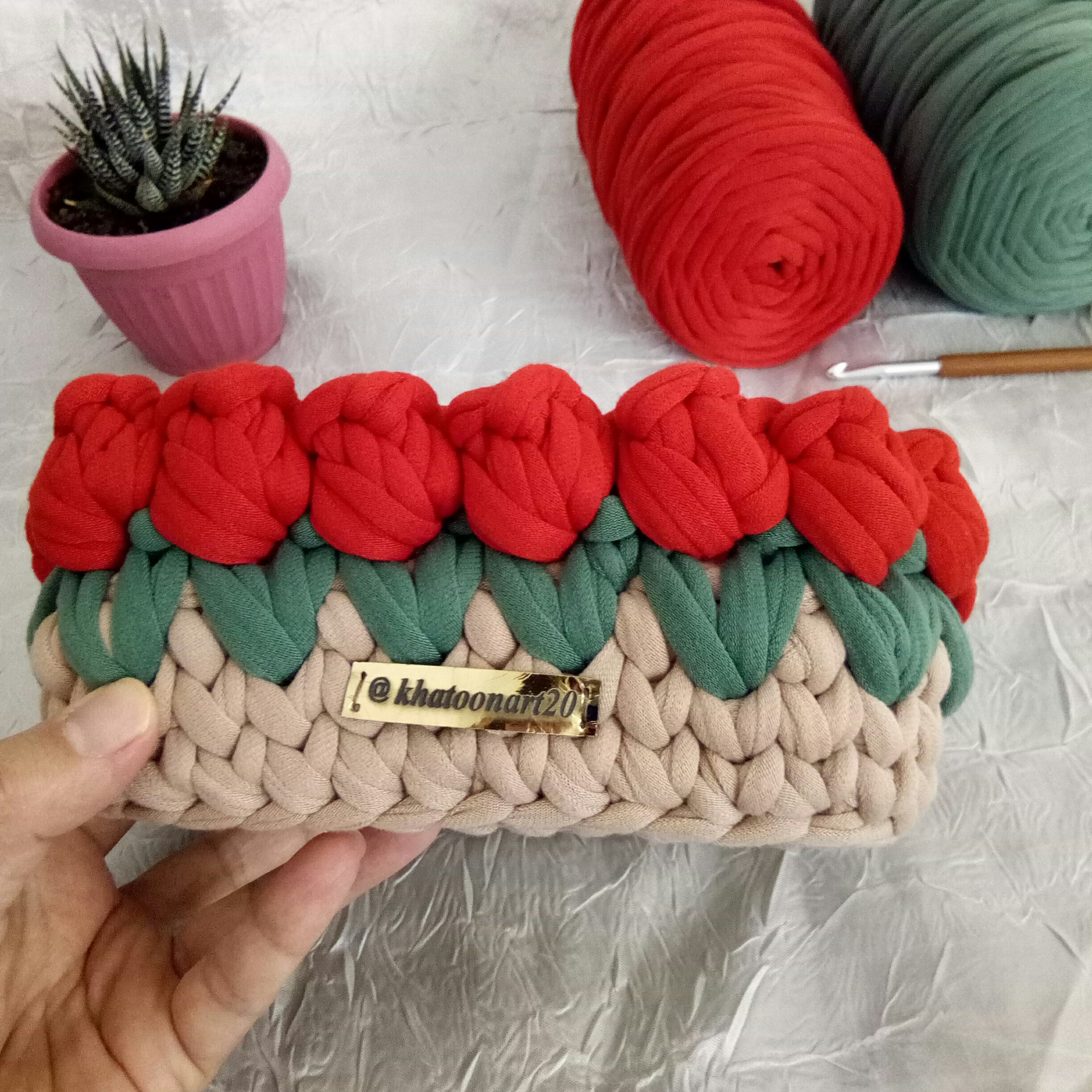 سبد تریکویی گل لاله (نظم دهنده وسایل)