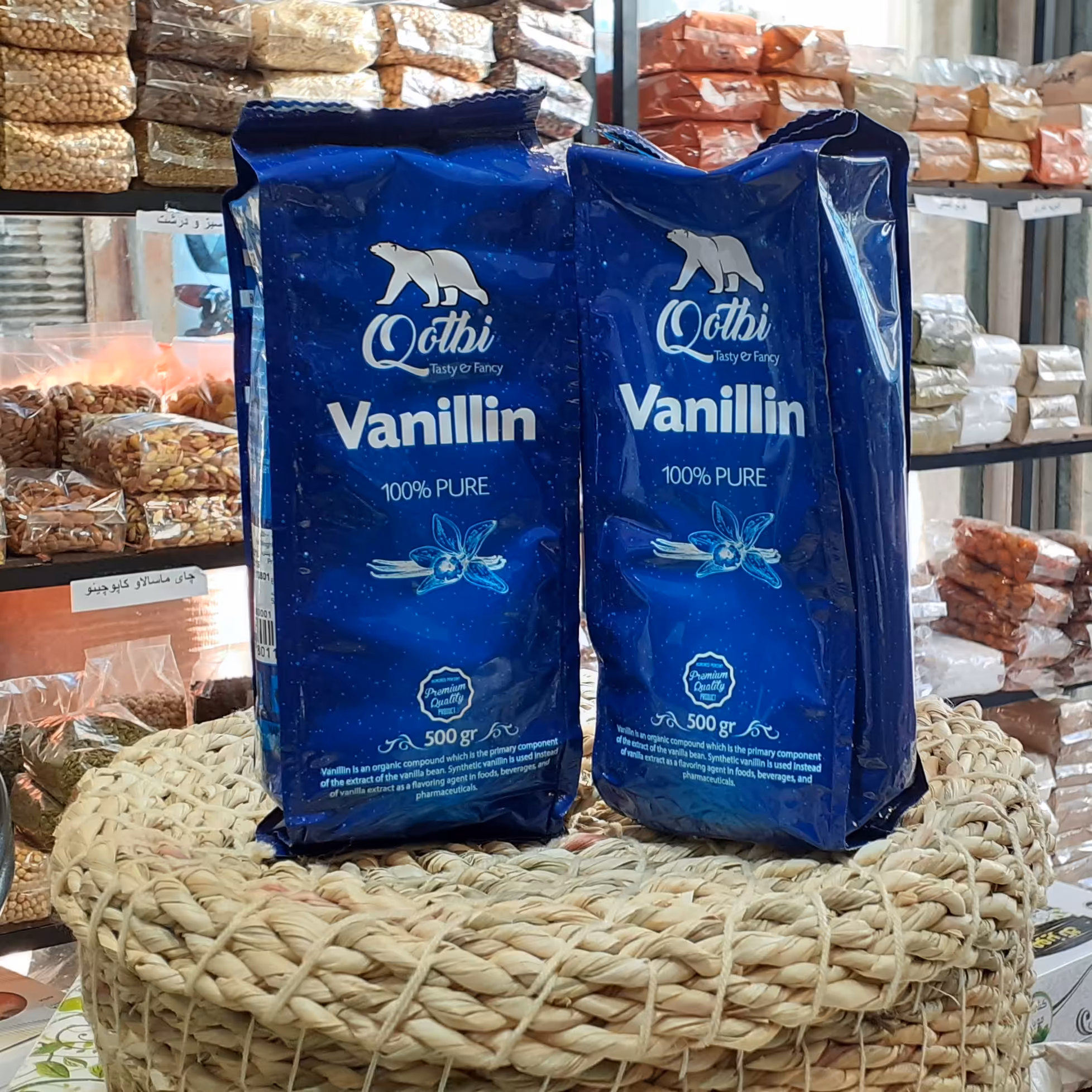 وانیل اصلی 50 گرم از بسته های پلمپ نیم کیلویی توزین میشود