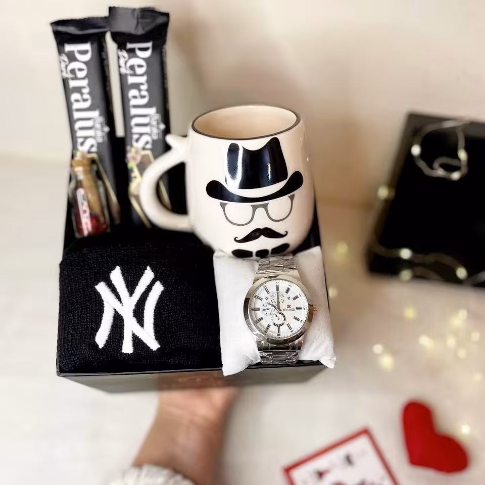 باکس  ولنتاین ساعت‌ مردانه با کلاه و ماگ 