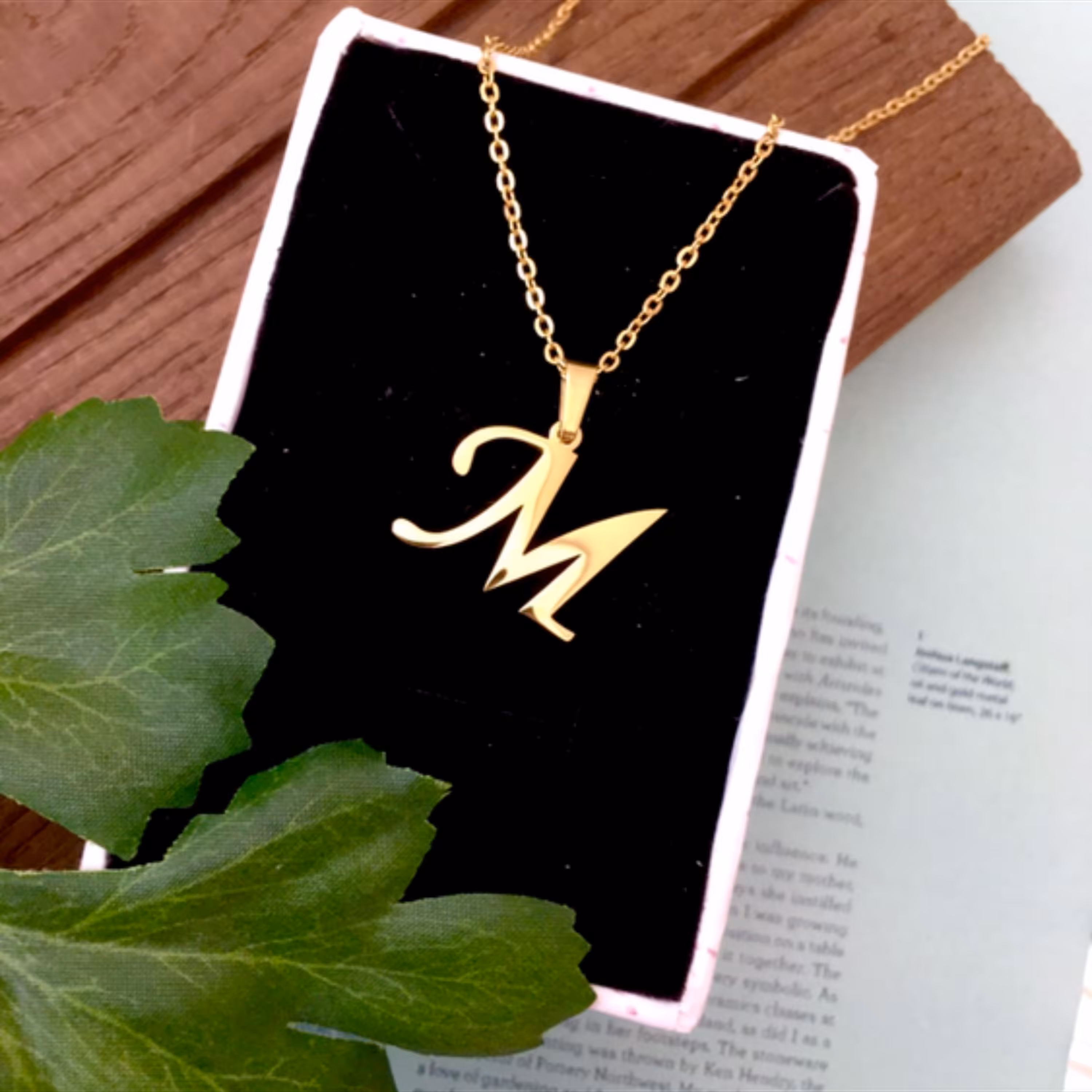 گردنبند اسم انگلیسی حرف M با پلاک  و زنجیر جنس استیل رنگ ثابت 2