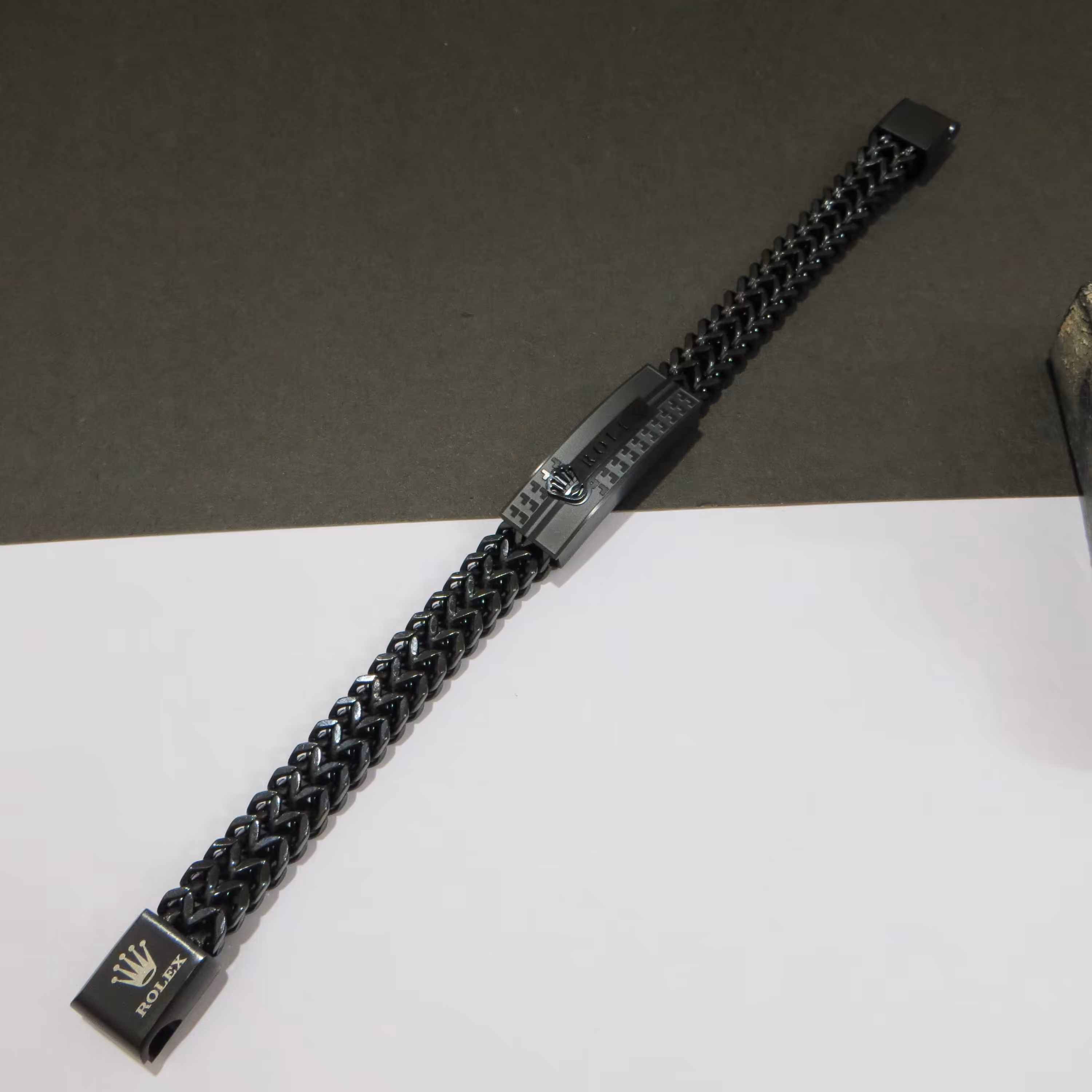 دستبند استیل کارتیر  دوبل طرح رولکس حکاکی شده درجه یک روکش طلا  مشکی بسیار مقاوم و با کیفیت با قفل مگنتی.