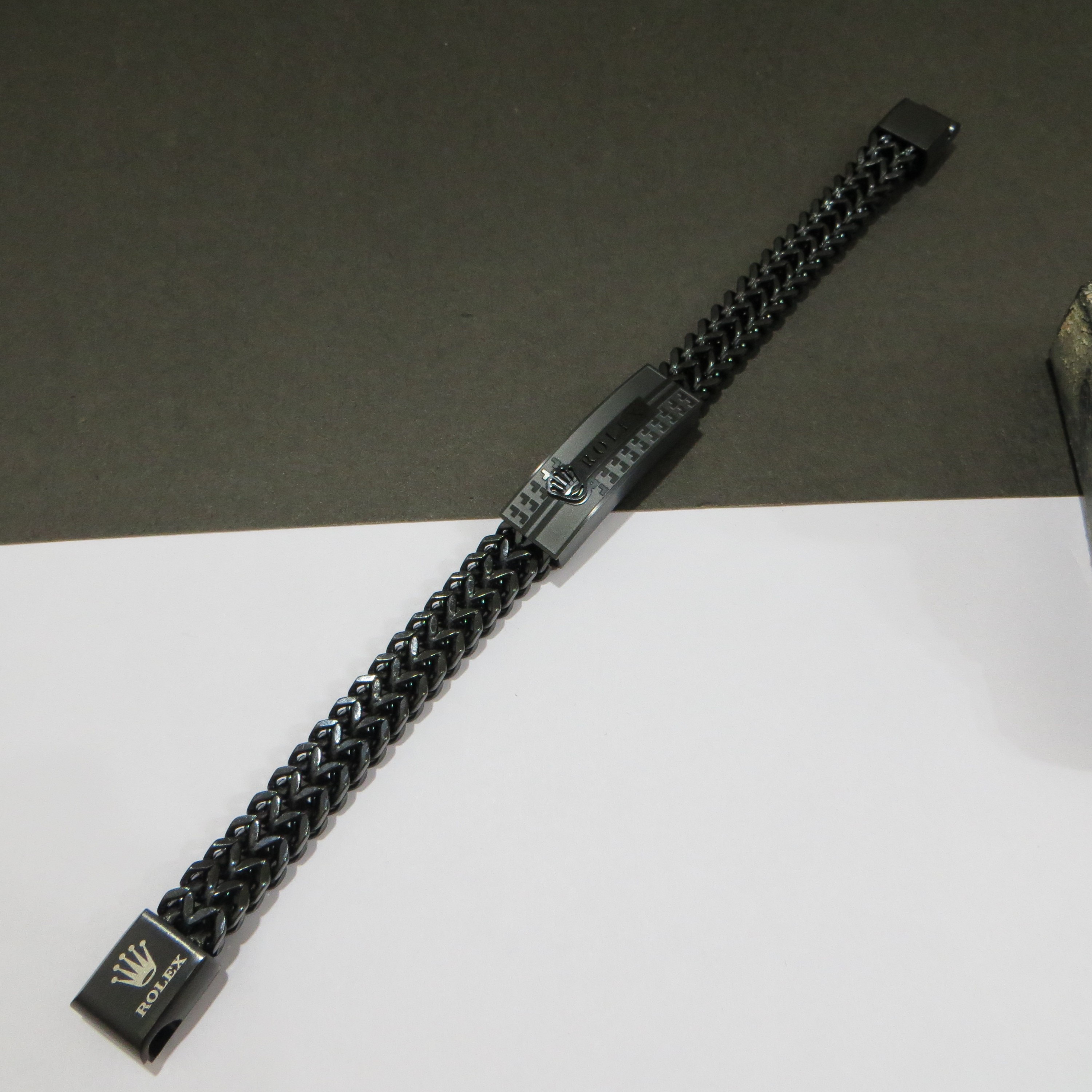 دستبند استیل کارتیر  دوبل طرح رولکس حکاکی شده درجه یک روکش طلا  مشکی بسیار مقاوم و با کیفیت با قفل مگنتی.