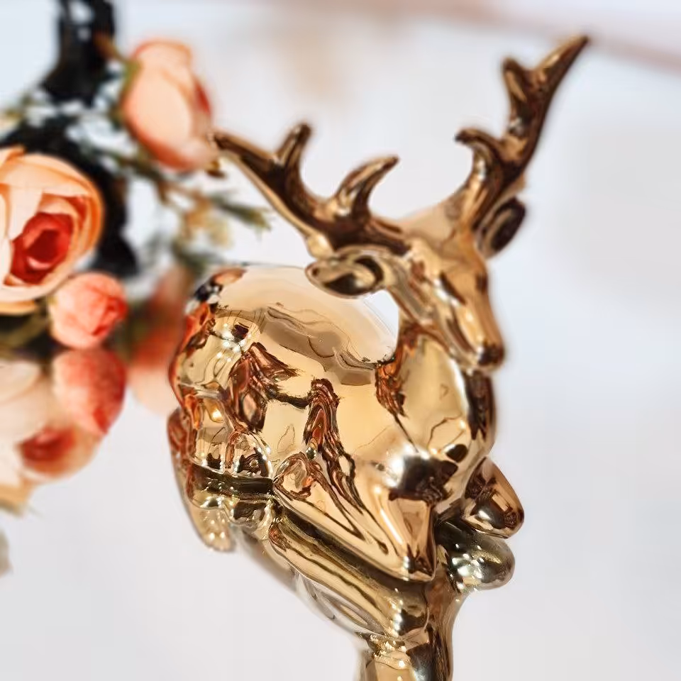 گوزن نشسته در سه رنگ طلایی و نقره ایی و سفید 