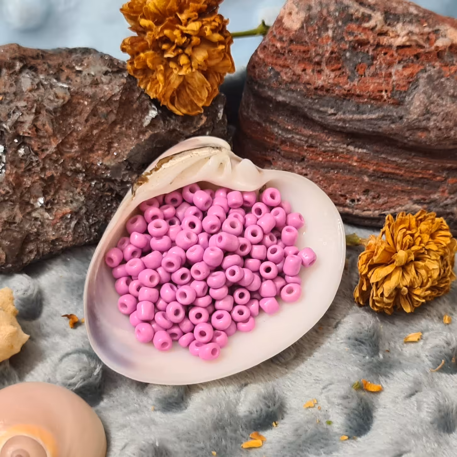 منجوق درشت 4 میل صورتی ،یاسی کد002،زیبا ودرخشان  46 گرم ،مناسب کارهای هنری ،دوخت با دستگاه منجوق بافی ،جواهردوزی و....