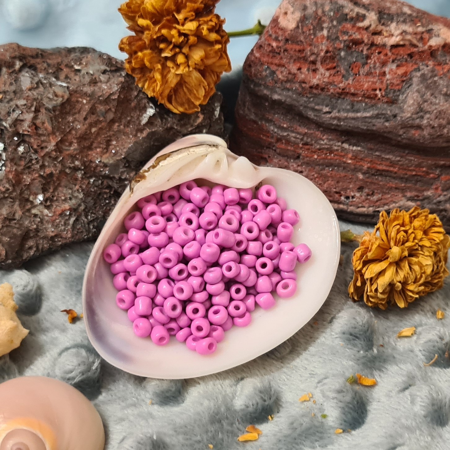 منجوق درشت 4 میل صورتی ،یاسی کد002،زیبا ودرخشان  46 گرم ،مناسب کارهای هنری ،دوخت با دستگاه منجوق بافی ،جواهردوزی و....