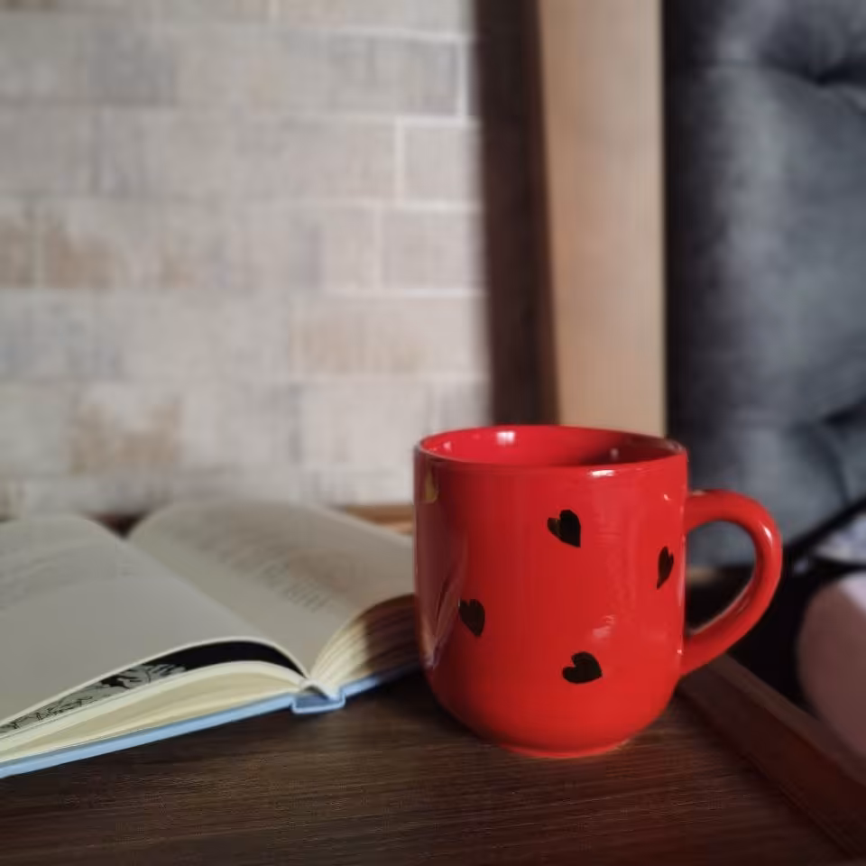 ماگ وارداتی سایز بزرگ لعاب دار قرمز رنگ و طرح قلبی 