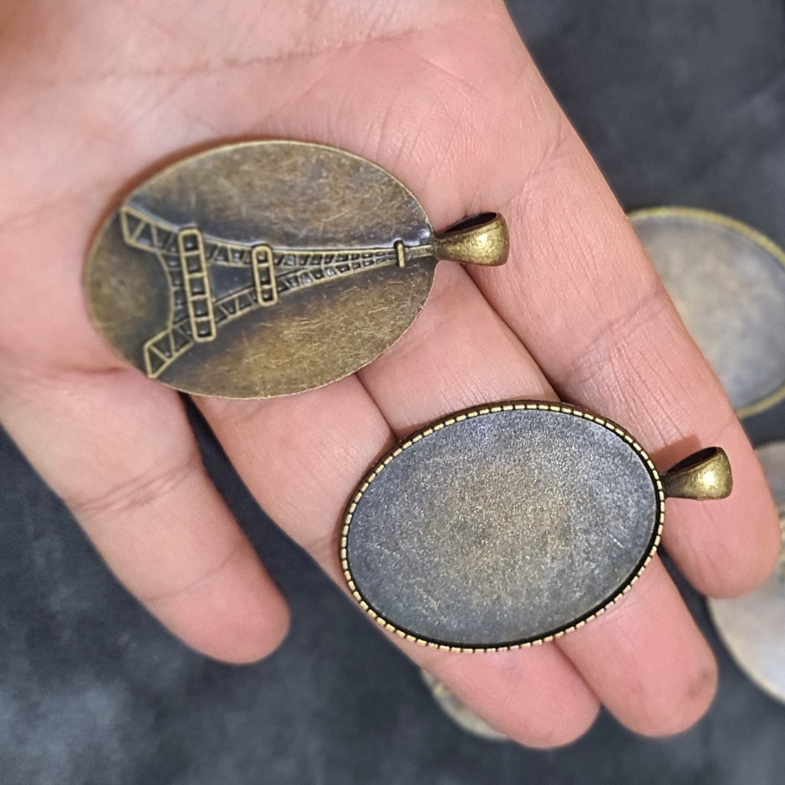 خرجکار کشکول قالب مدال برنزی پشت طرح دار (برج ایفل )جنس محکم ومرغوب مناسب برای رزین گردنبند یا نگین یا کارهای هنری و