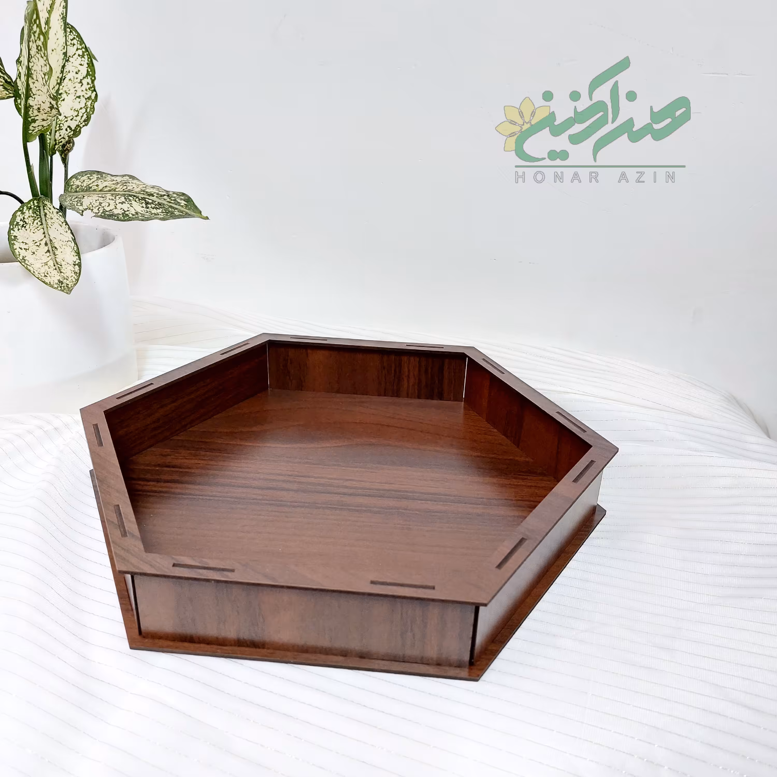 
سینی فینگر فود سایز35 طرح لادن 6ضلعی  وارتفاع5سانت ام دی اف در جه 1رنگ گردویی تیره