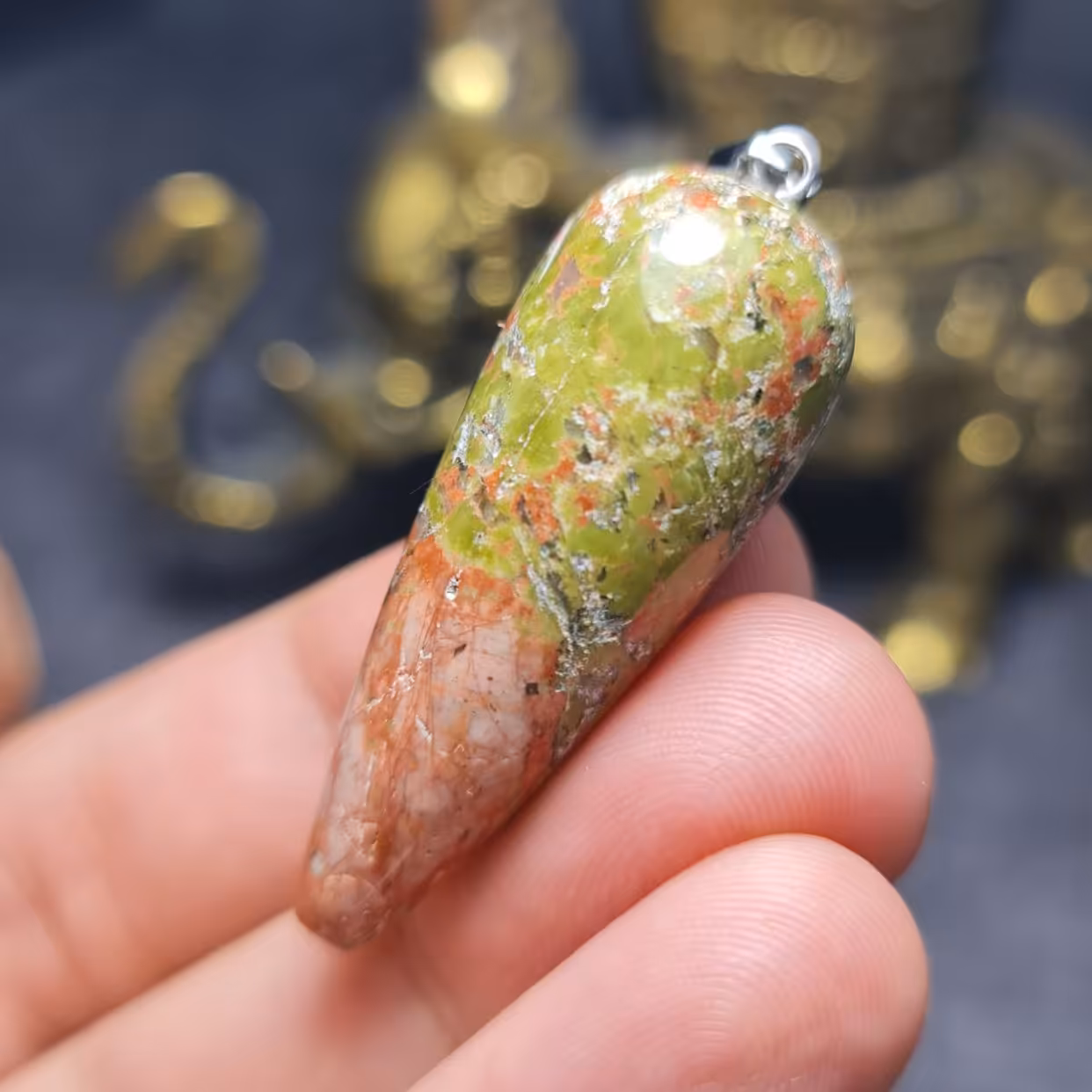  گردن آویز درشت فوق العاده زیبای سنگ صد درصد طبیعی اوناکیت اصل معدنی
کد 28298
