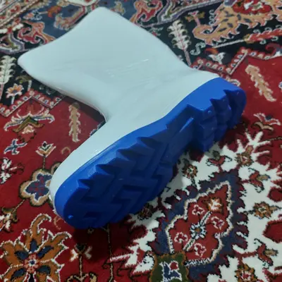 چکمه زنانه سفید در سایز های 36تا39 با زیری آبی رنگ و کیفیت عالی برای استفاده در خانه و کار 