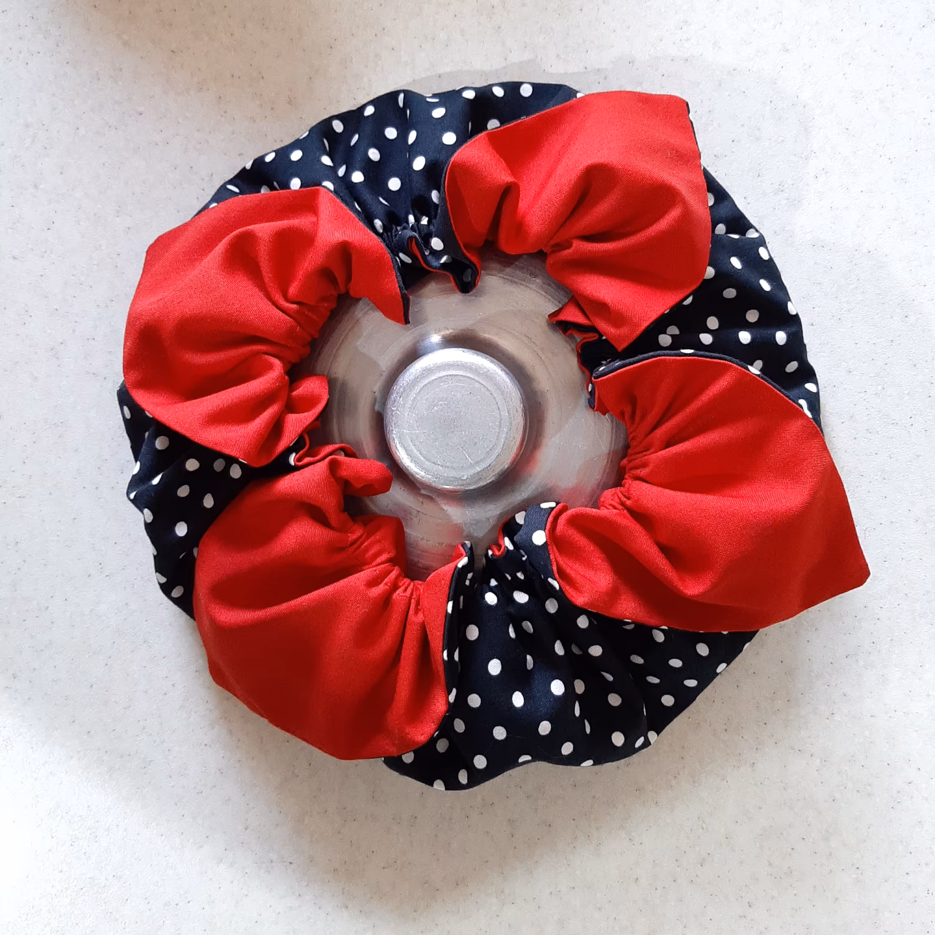 دمکنی طرح گل خالخلی سفید مشکی با ترکیب قرمز