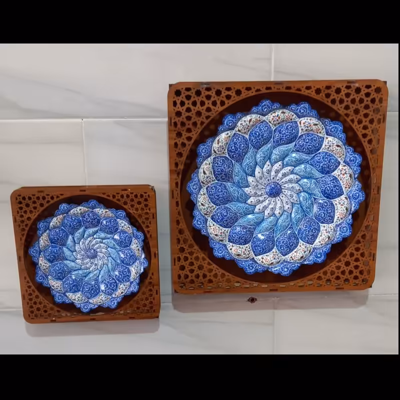 دو عدد دیوارکوب میناکاری شده در یک شکل و در یک رنگ با قطر های 20 و 30 سانتی متر