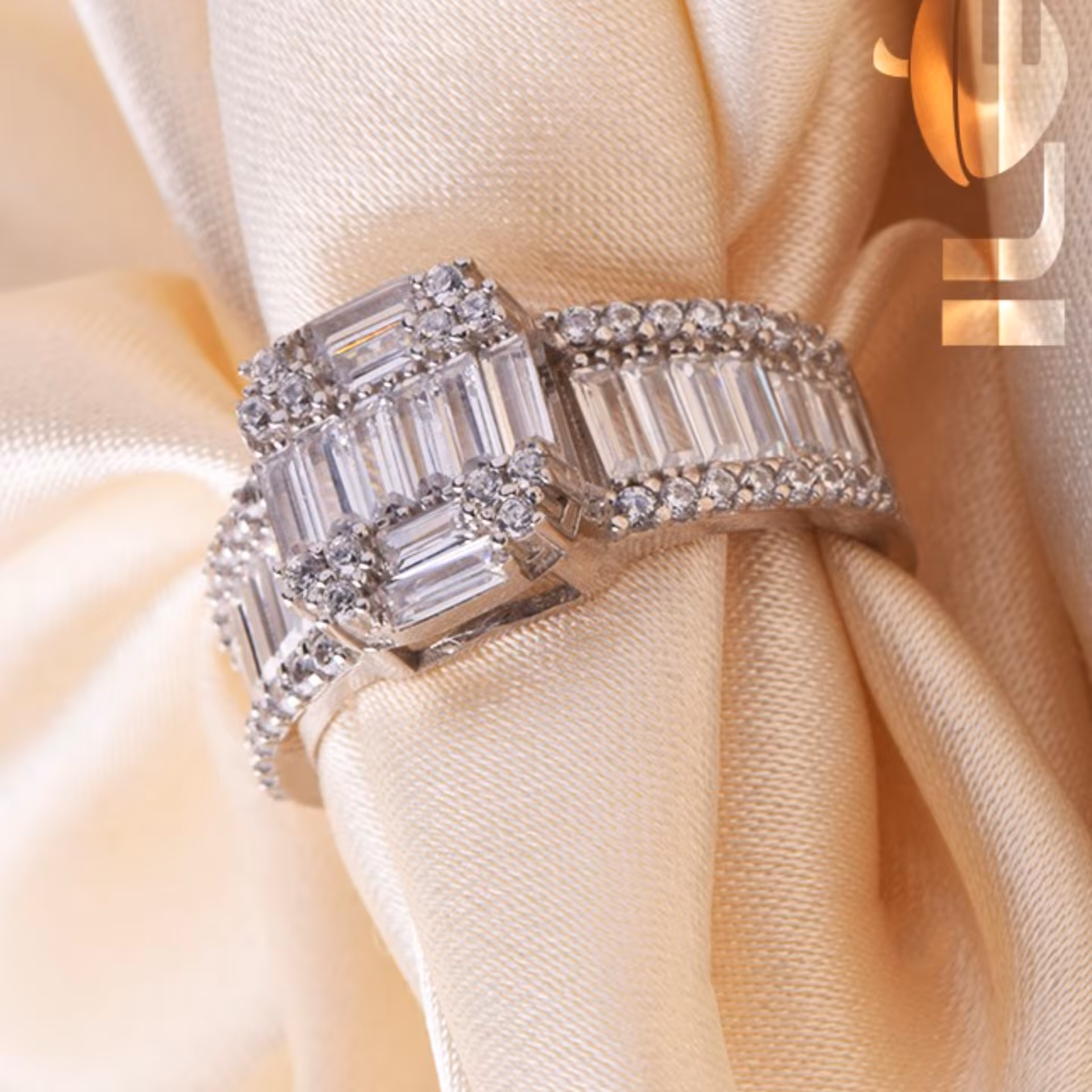 انگشتر شیک امرالدکات جواهری نقره عیار 925 روکش طلا رنگ ثابت و ضدریزش نگین