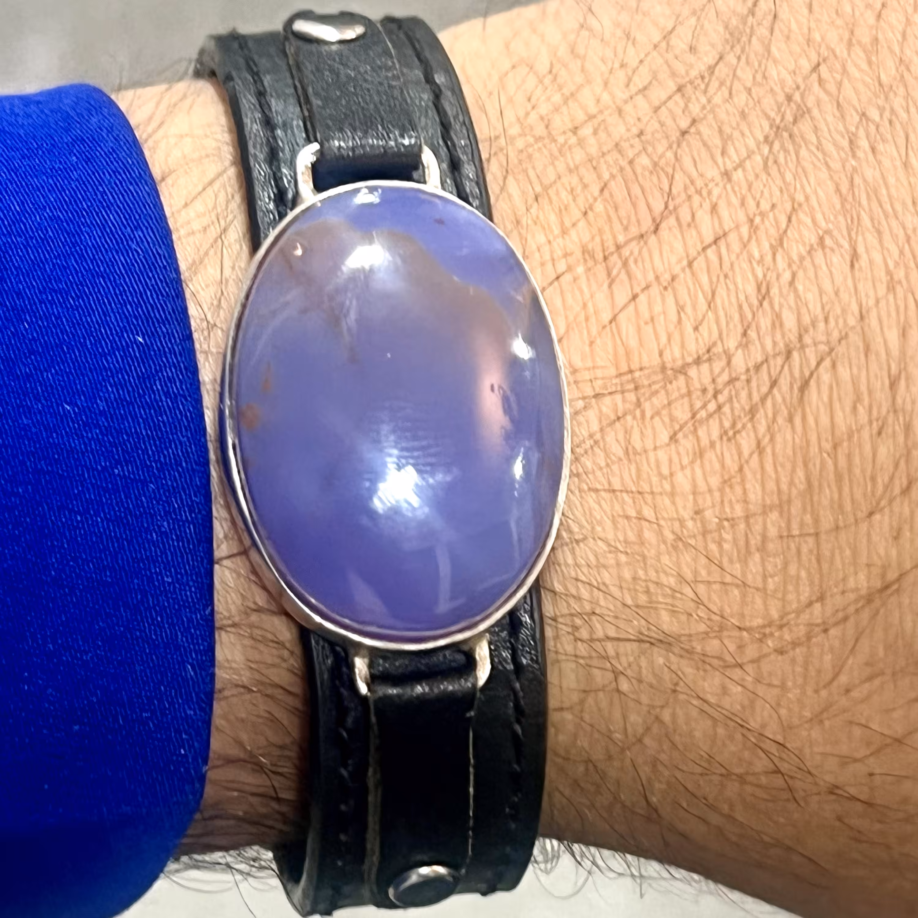 دستبند عقیق سوسنی  بند چرمی 