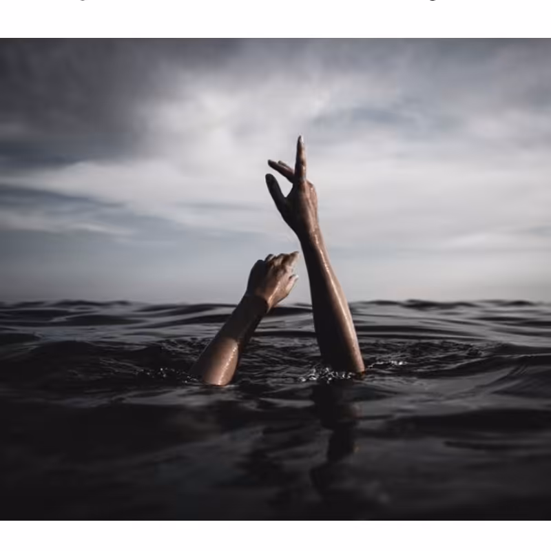 دستبند  با مهره ی سرامیکی ، بسیار زیبا و براق ،دارای  بند محکم 