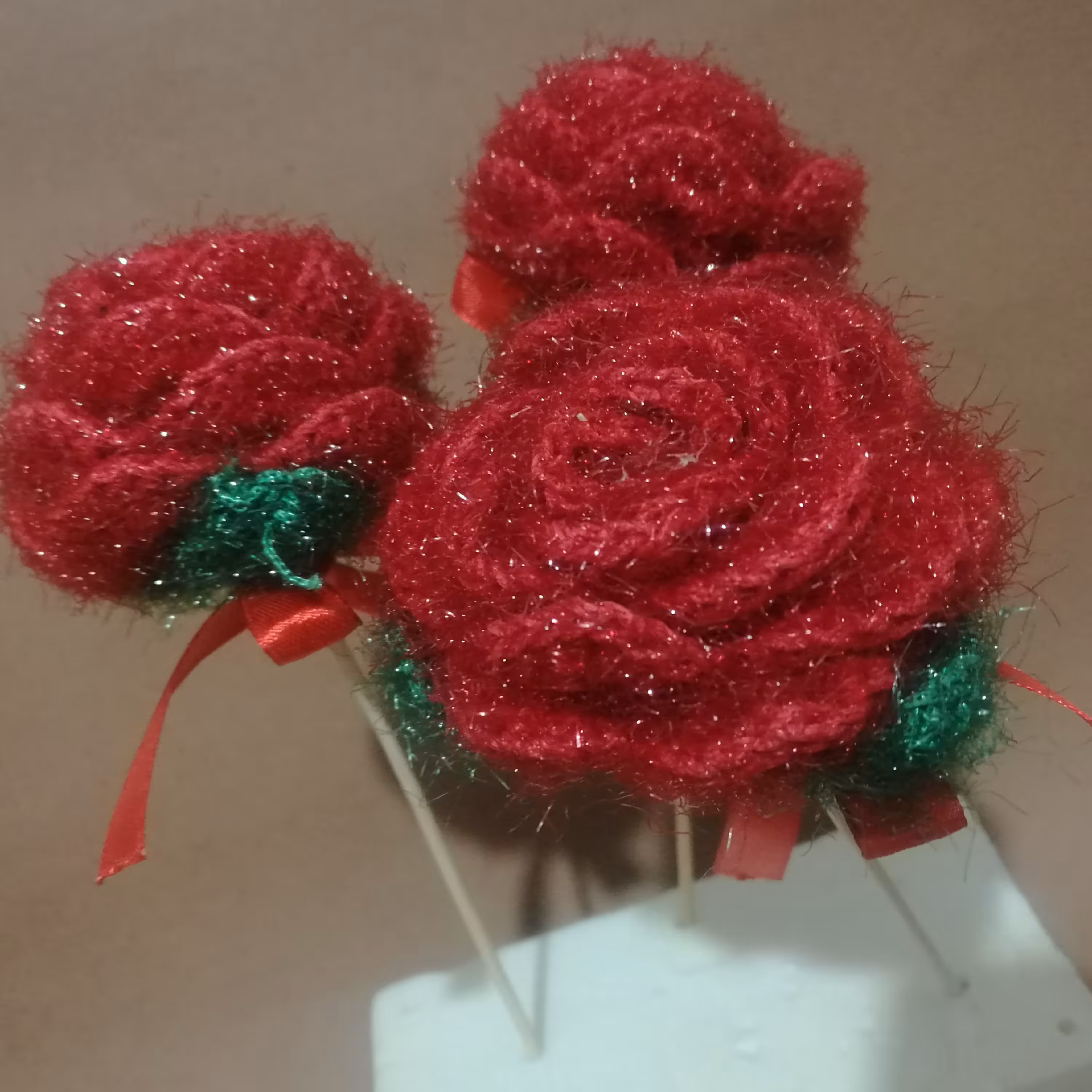 گل  سرخ  قلاب بافی (سفارش بیشتر از 40 تا قبول نمیکنم )