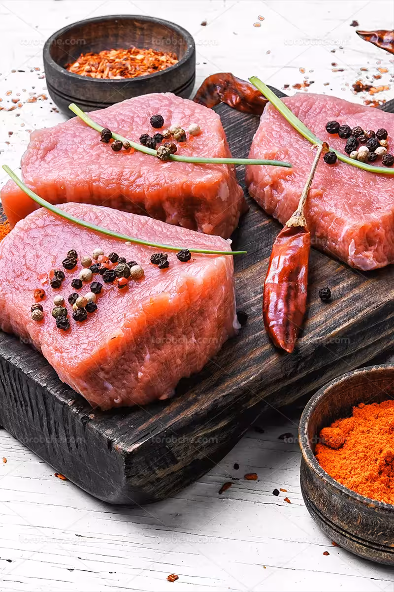 عکس گوشت قرمز روی تخته چوبی | گرافیک با طعم تربچه