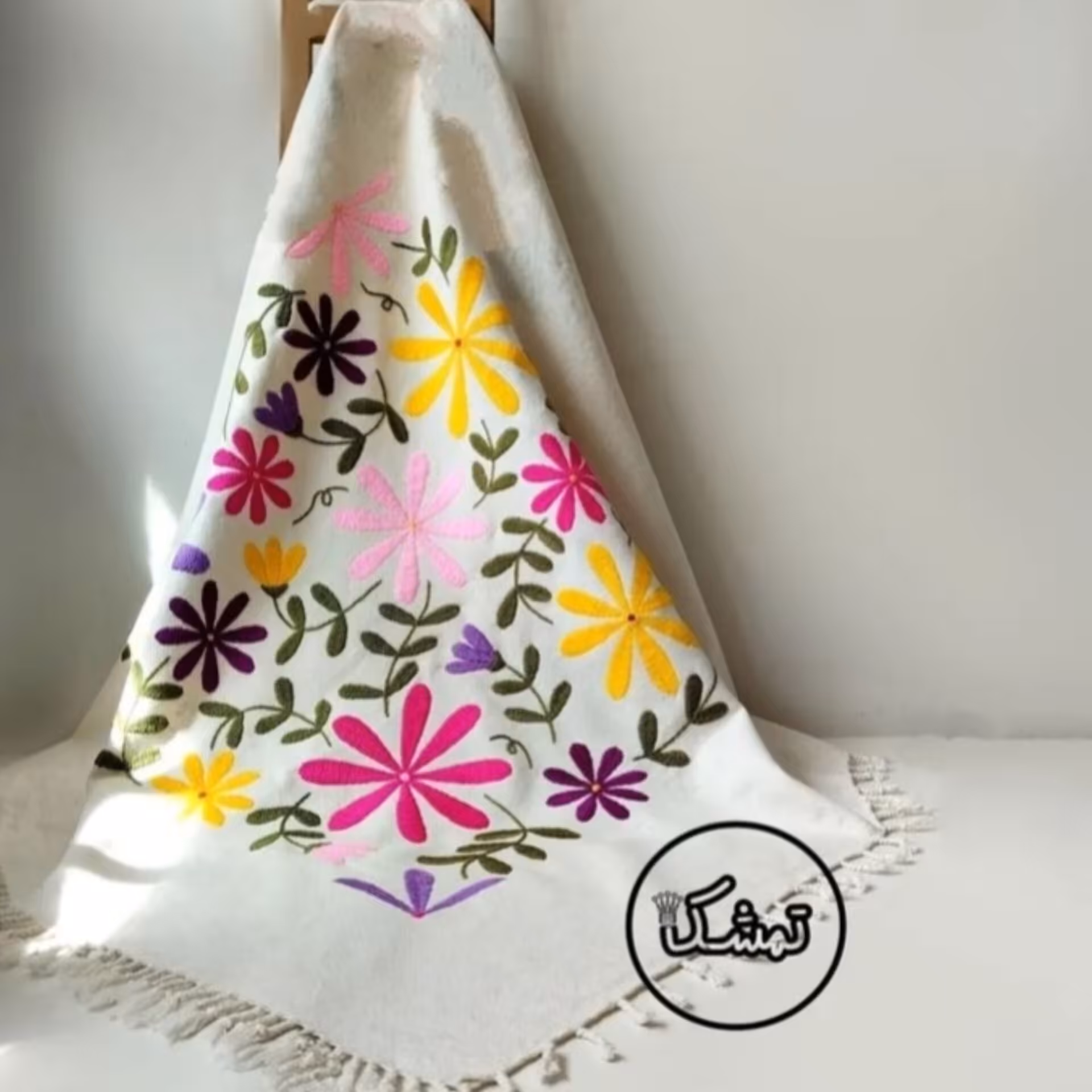 فروخته شده و قابل سفارش هست. رومیزی گلدوزی شده با دست طرح بهار.  ابعاد 80در80 رنگبندی و ابعاد قابل تغییر