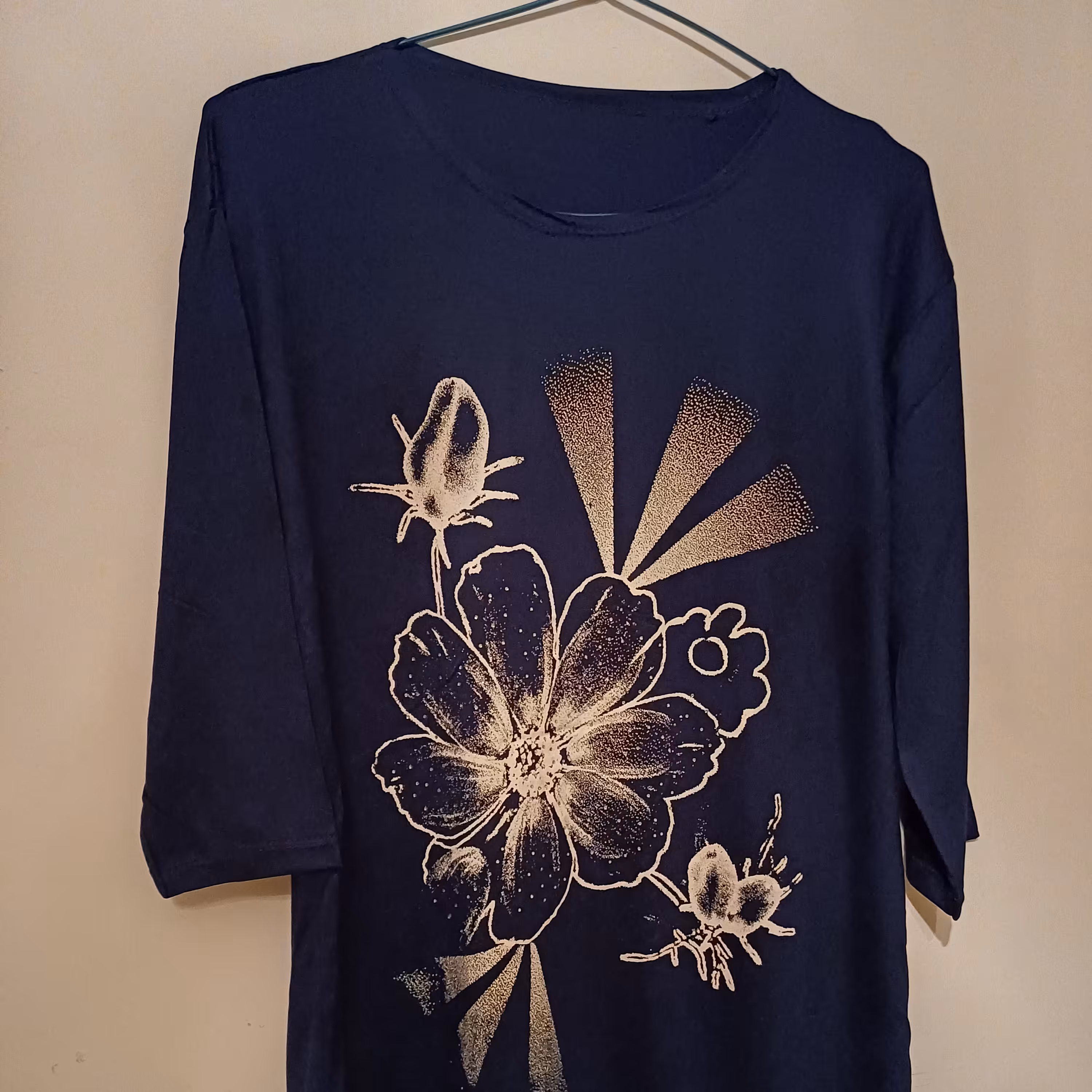 تیشرت زنانه طرح گل افشان ،آستین سه ربع جنس ویسکوز صد در صد کشی اعلا ،رنگبندی کامل ،از سایز 40  تا سایز 52 هم اندازه میشه