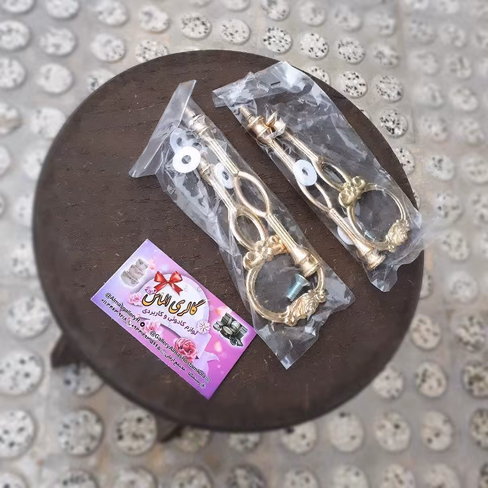 میله دو طبقه طلایی 
جنس زاماک 
مناسب برای اردو خوری شیرینی خوری 