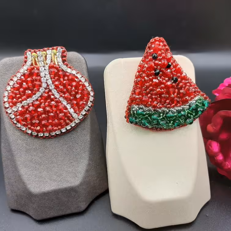 اکسسوری پک یلدایی دو سنجاق سینه 1هندوانه و 1انار جواهردوزی دستساز