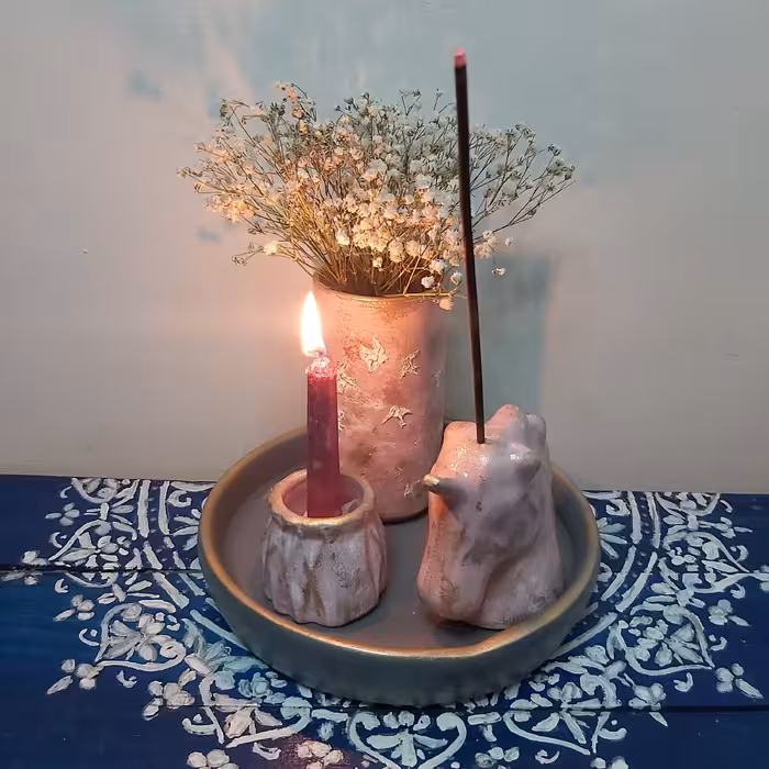 ست رومیزی جاشمعی جاعودی گلدان و سینی قطر 20سانتیمتر طراحی شده با رنگ اکرلیک و قابل شستشو