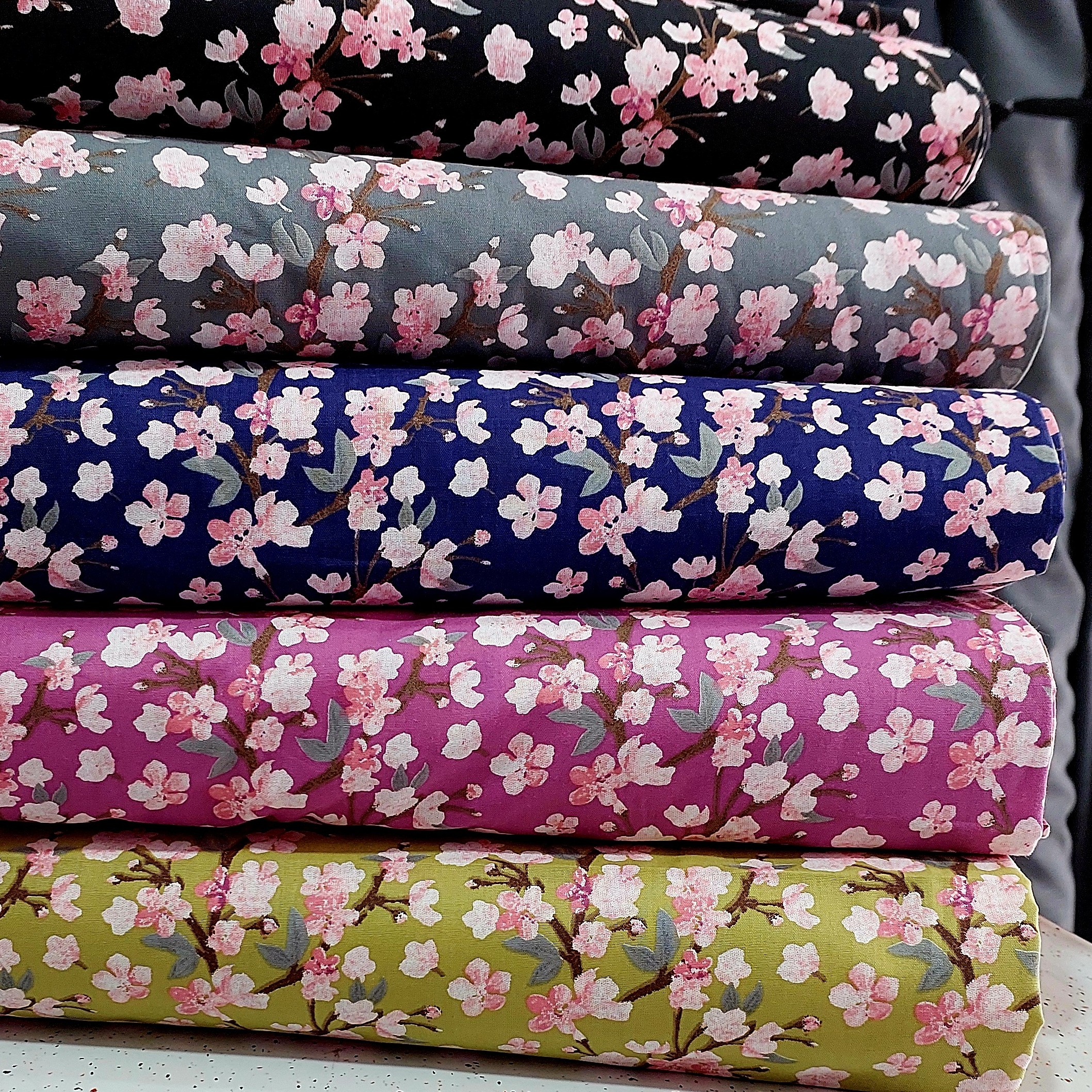 پارچه نخی پوپلین عرض 90(درجه یک)بهترین نخ موجود طرح گل ریز بسیار زیبا