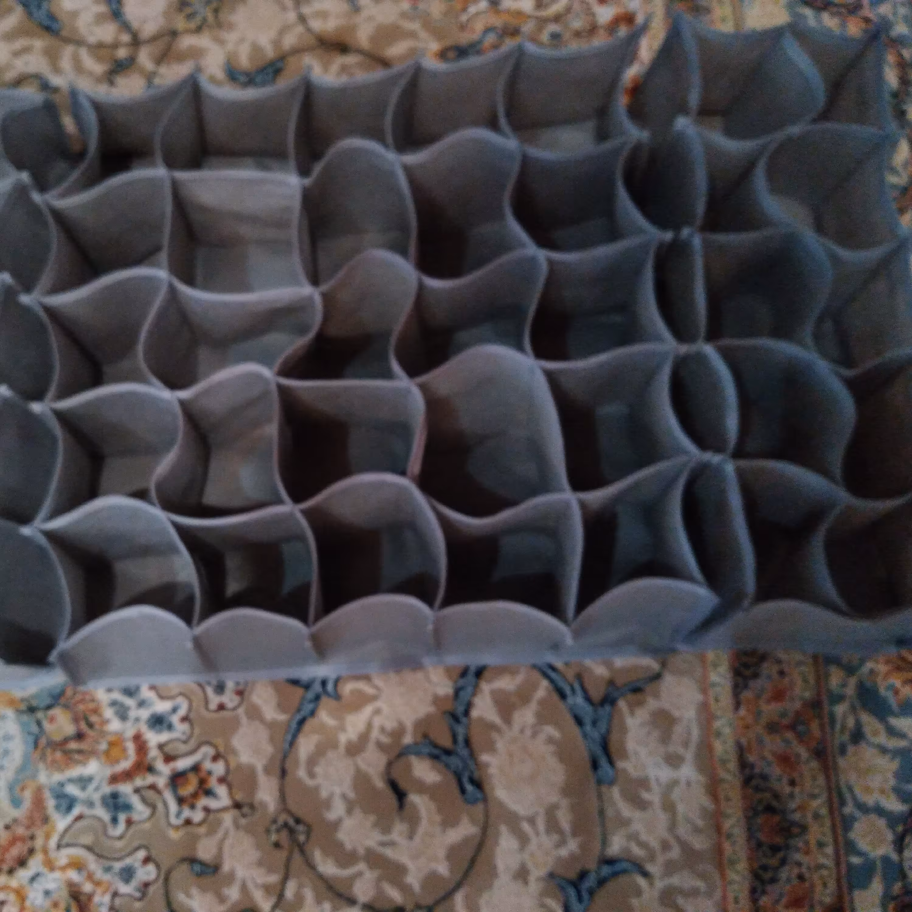 نطم دهنده لانه زنبوری طوسی ویا سفید25خونه در ابعاد 42 در 42ارتفاع 10