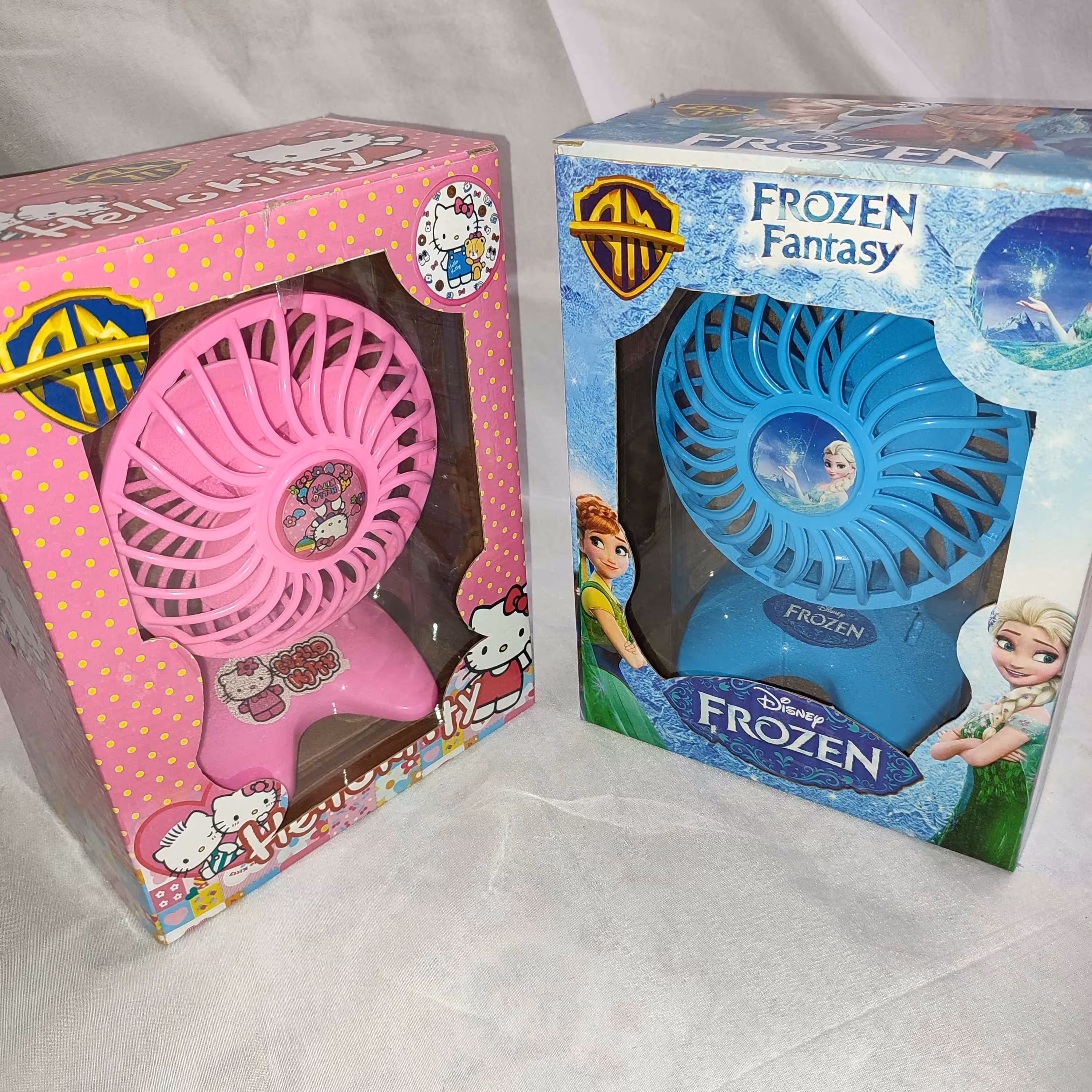 پنکه  مدل باتری خور  در دو رنگ صورتی و آبی با کیفیت عالی و قیمت مناسب 