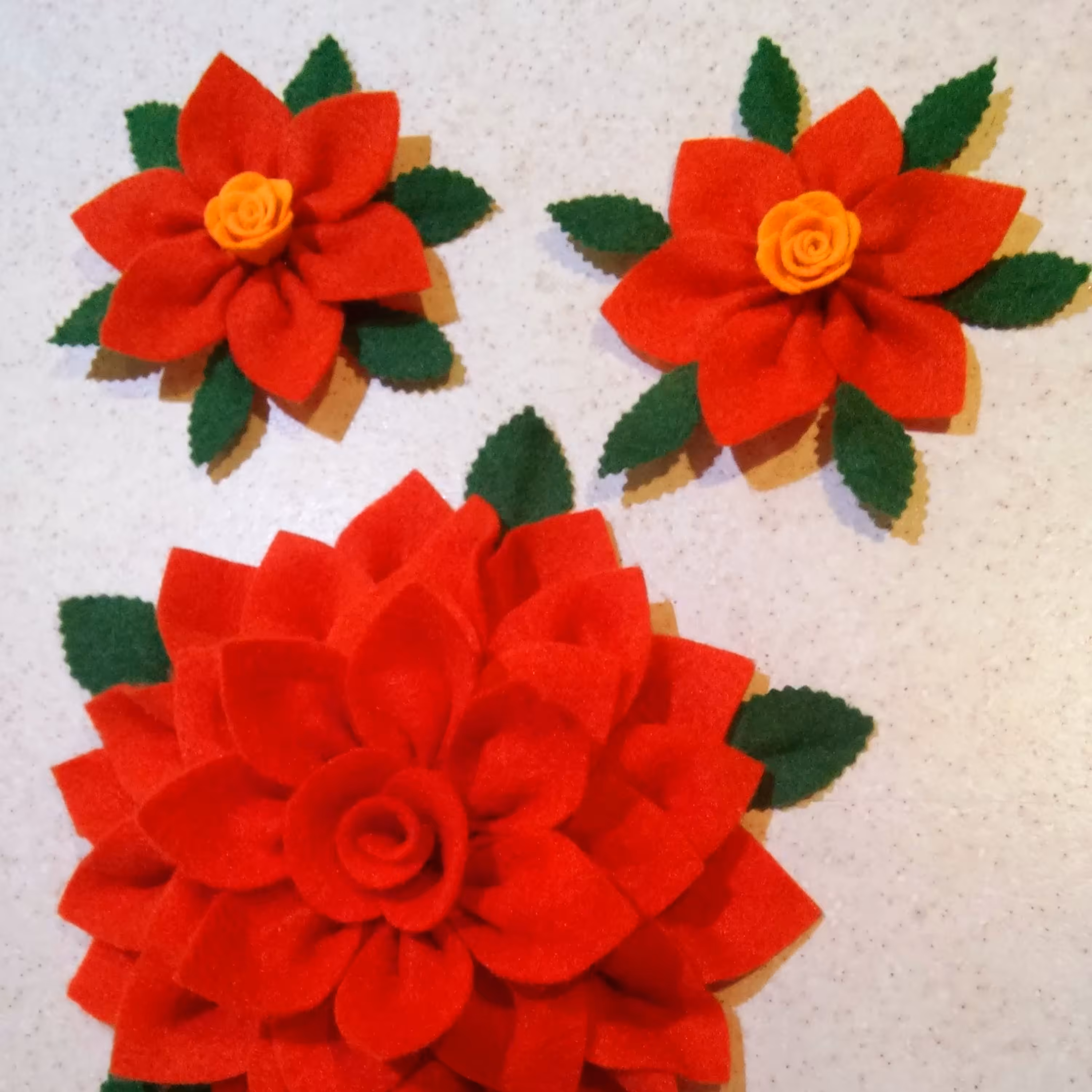 گل نمدی زیبا  3عددی( 1 عدد گل بزرگ و 2عدد گل کوچک )