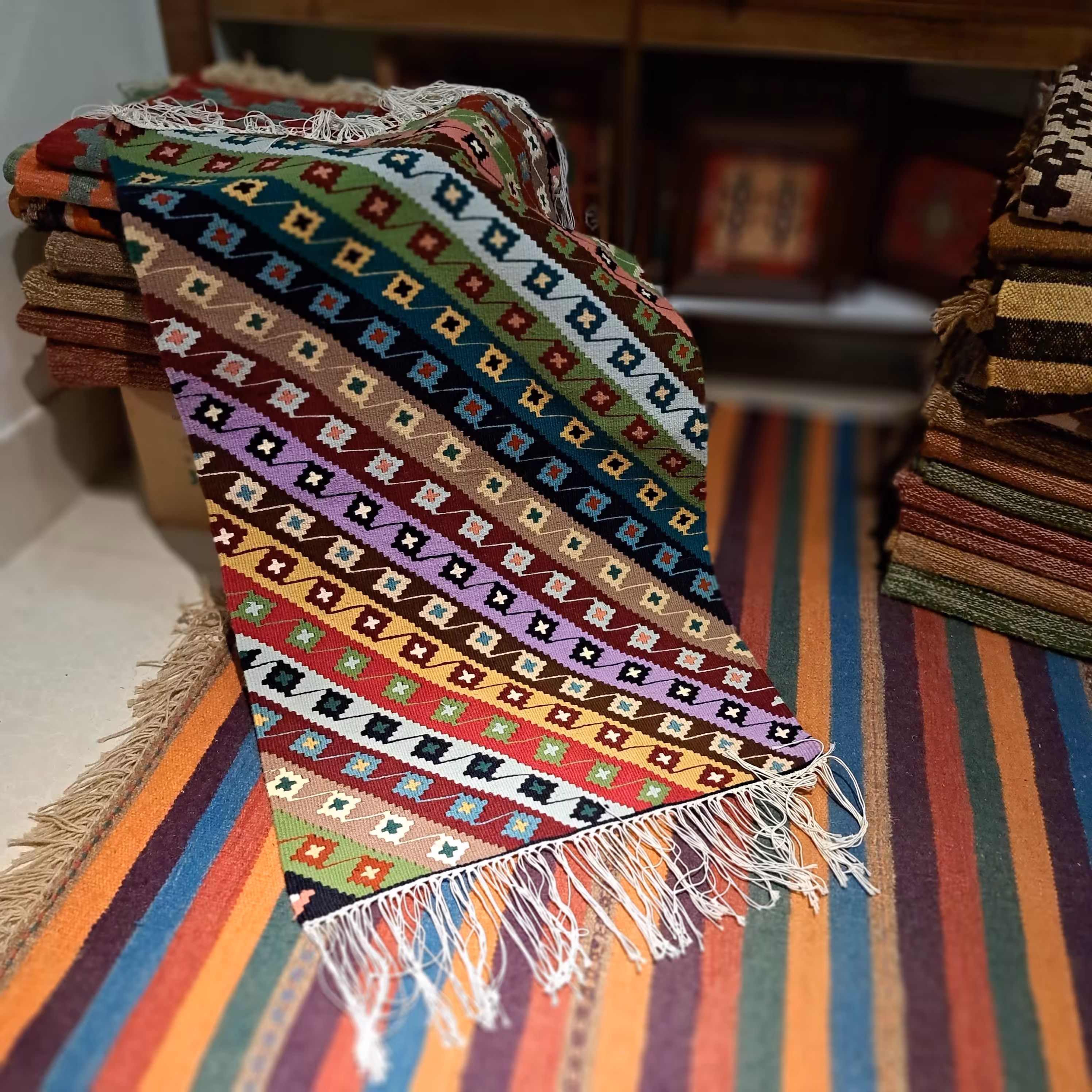 گلیم دستبافت با کیفیت عالی و جنس آکرولیک و ابعاد حدود 100 در 55 و رنگ ثابت