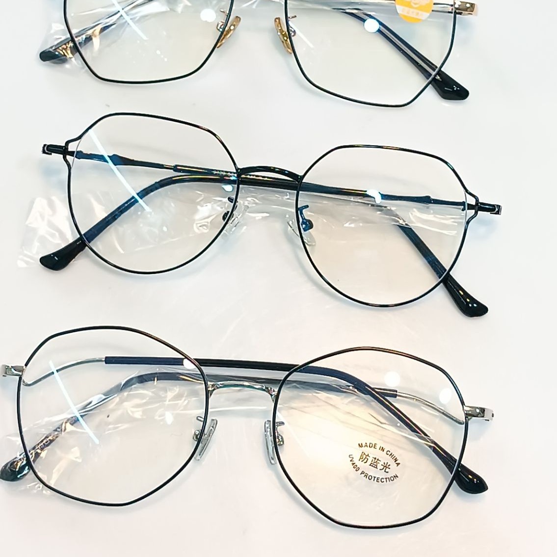 عینک طبی با عدسی بلوکات آماده بدون نمره جنسیت فریم تمام قاب فلزی همراه با جلد و دستمال عینک 