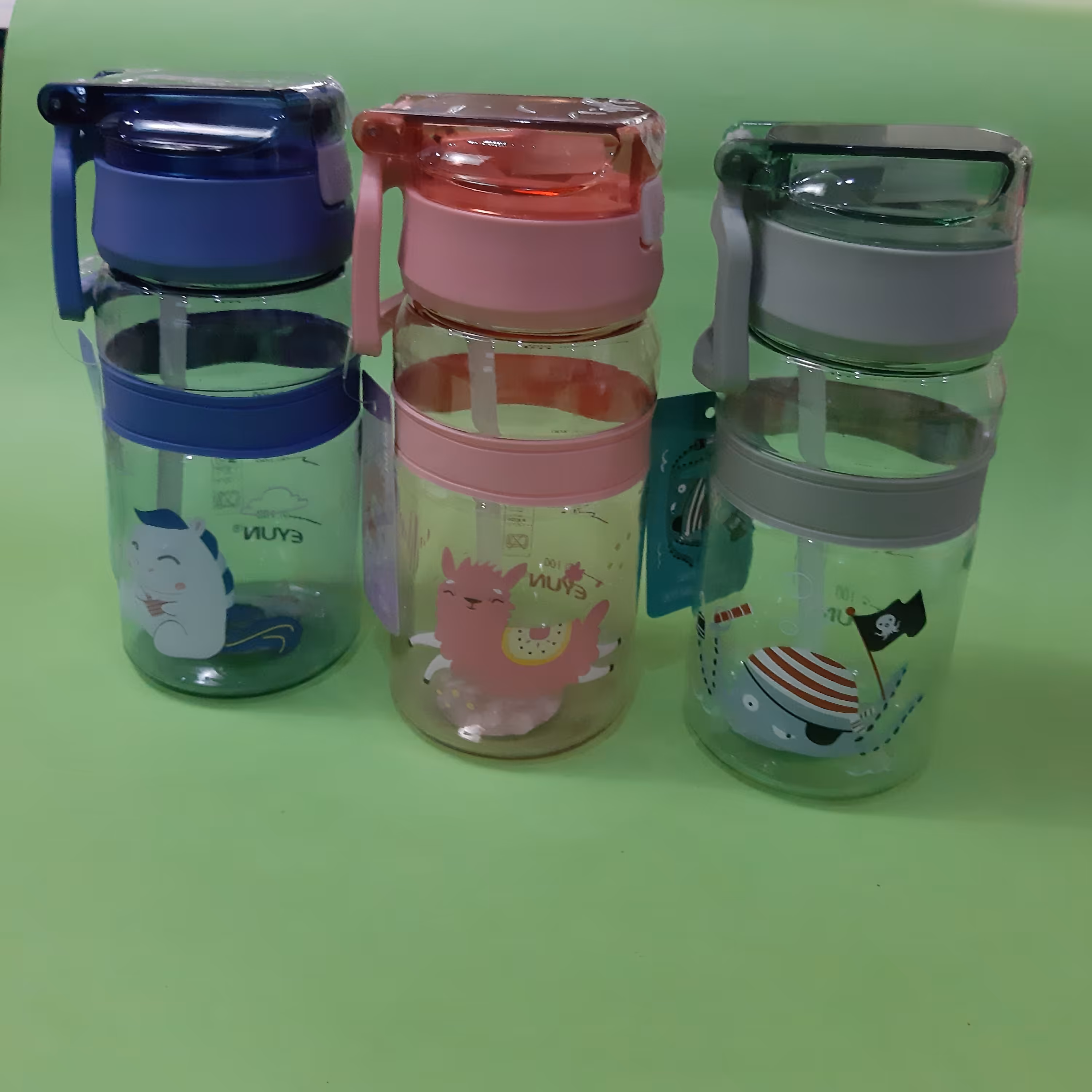 قمقمه  کلاسیک دکمه ای  کیفیت عالی مقاوم نی دار قفل دار  قسمت درب و کمری سیلیکونی  600 میلی بدون نشت آب کار وارداتی