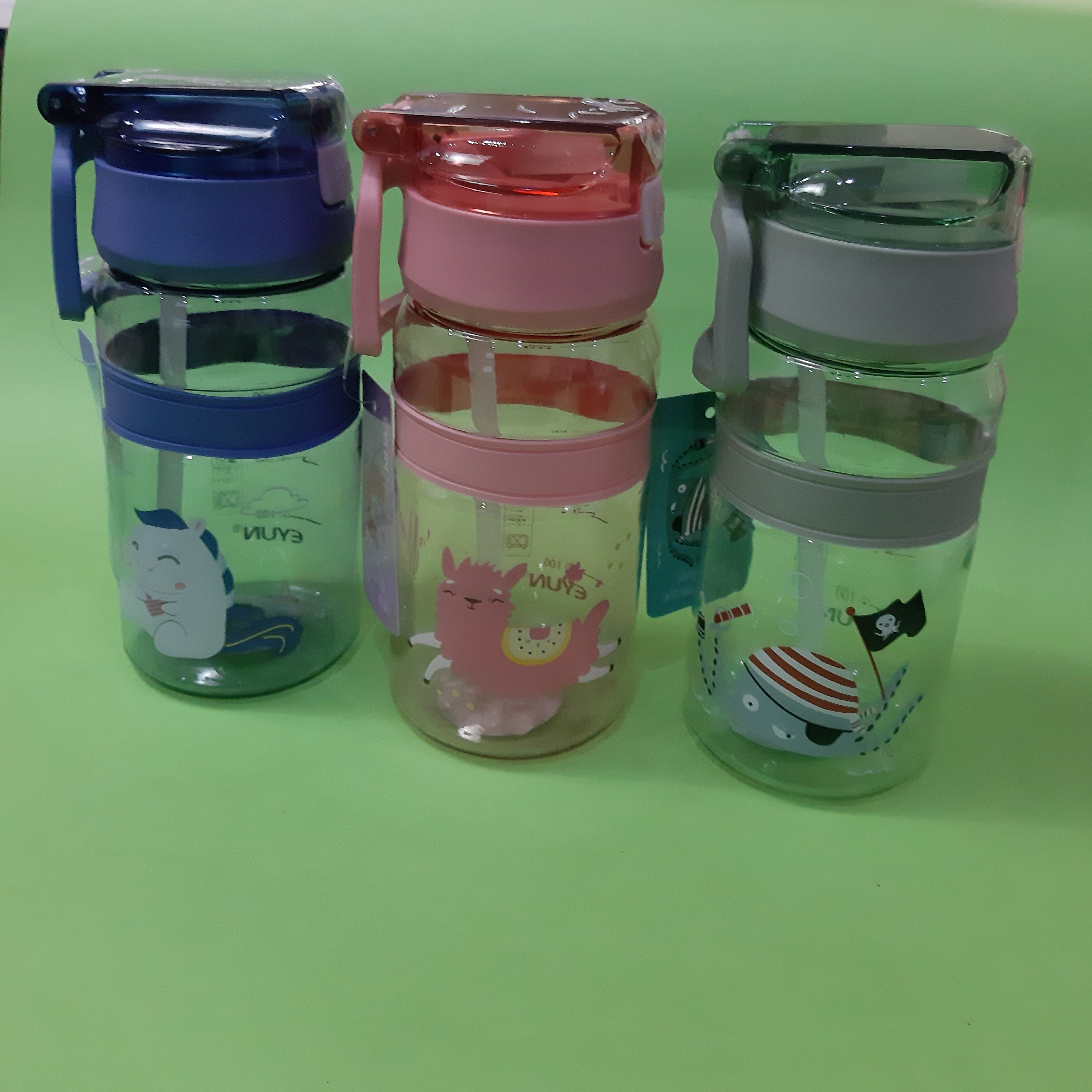 قمقمه  کلاسیک دکمه ای  کیفیت عالی مقاوم نی دار قفل دار  قسمت درب و کمری سیلیکونی  600 میلی بدون نشت آب کار وارداتی